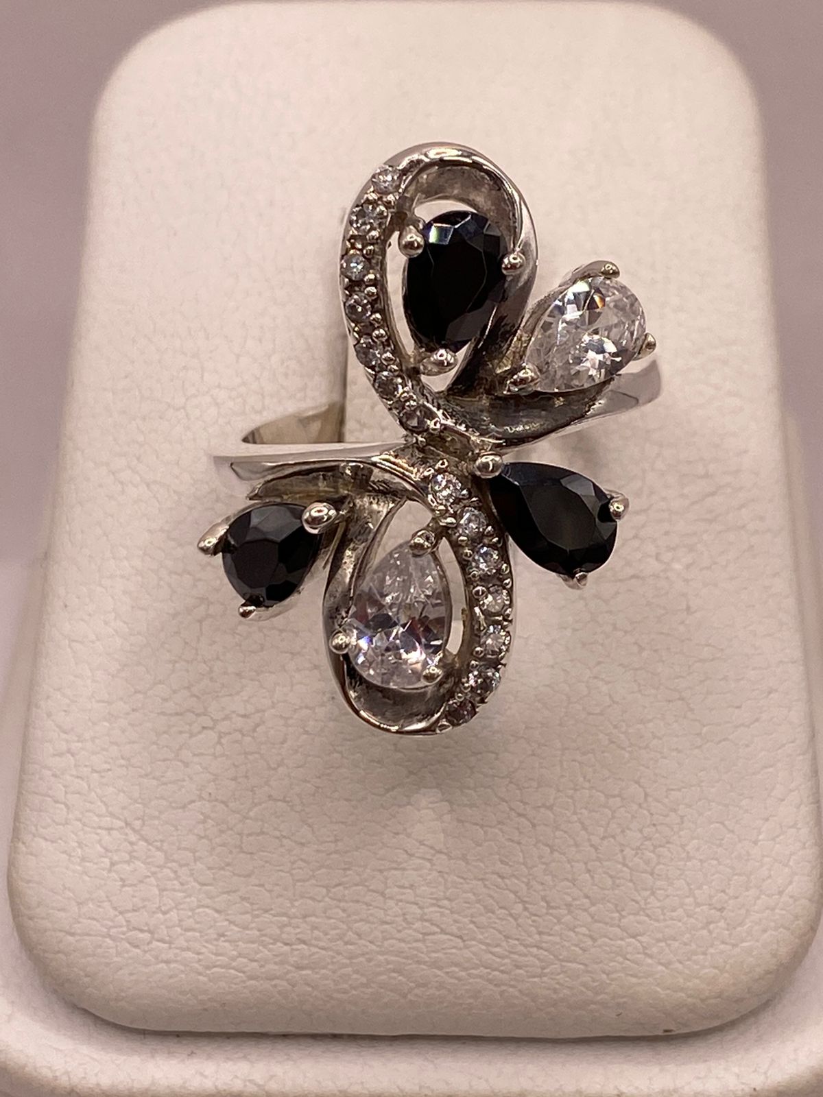 Anillo Floral Moderno con Zirconias en Plata Ley 925