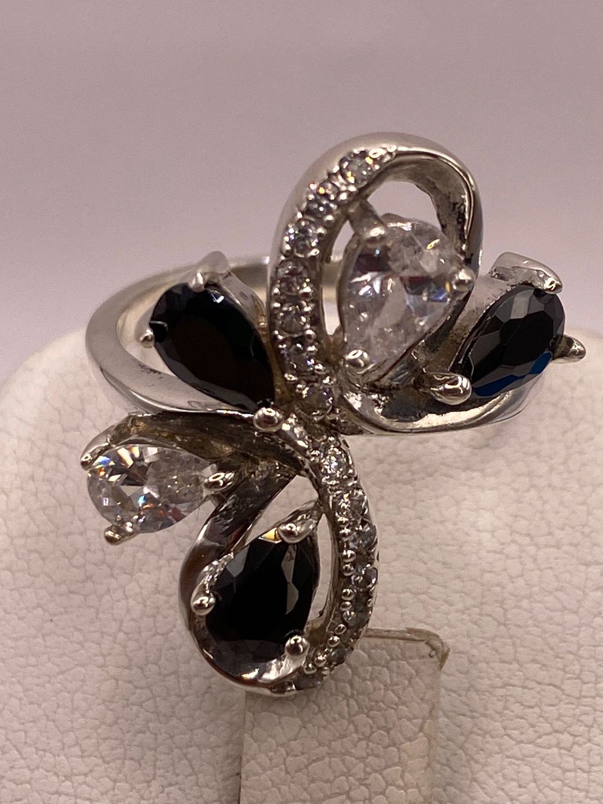 Anillo Floral Moderno con Zirconias en Plata Ley 925