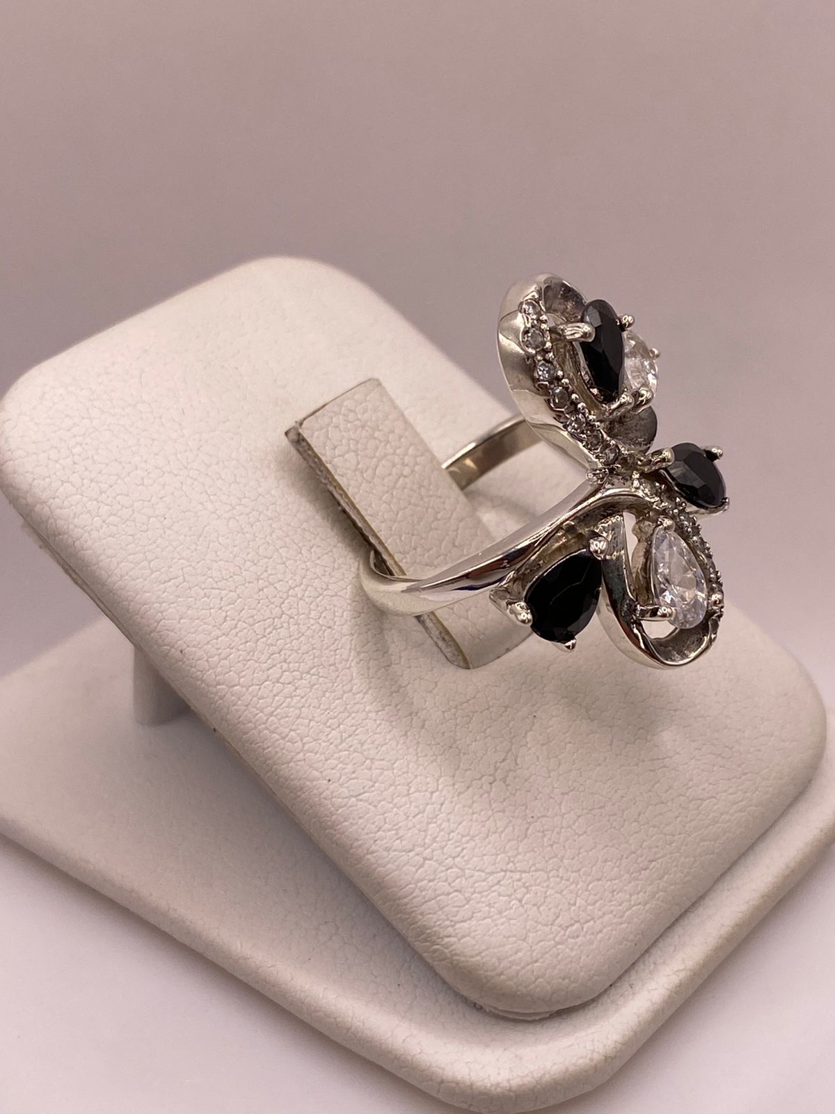 Anillo Floral Moderno con Zirconias en Plata Ley 925