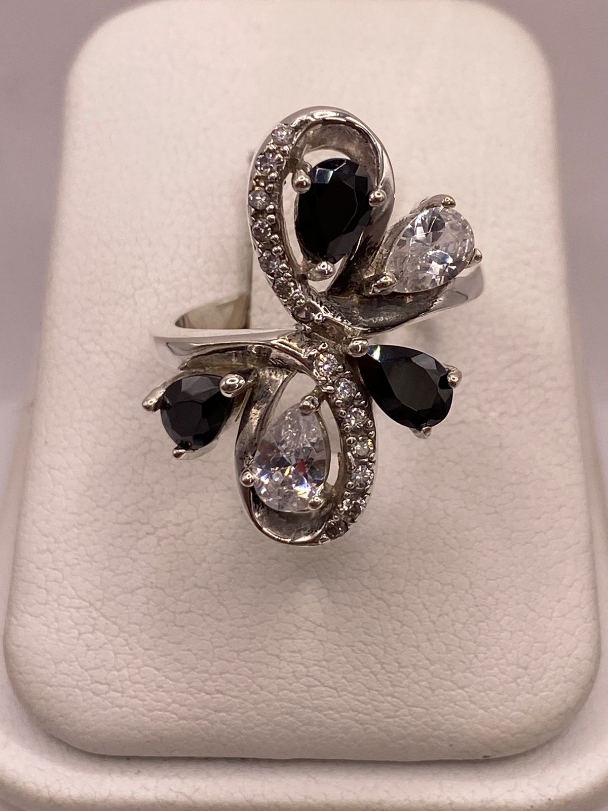 Anillo Floral Moderno con Zirconias en Plata Ley 925