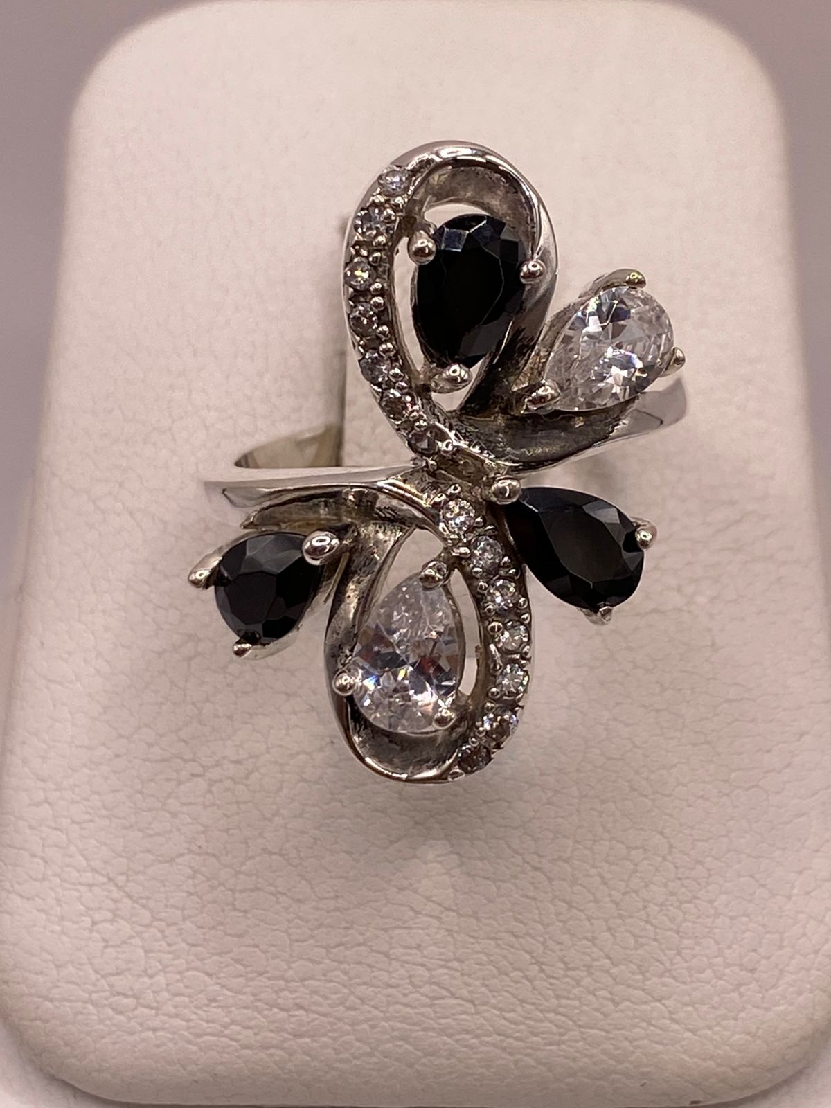 Anillo Floral Moderno con Zirconias en Plata Ley 925