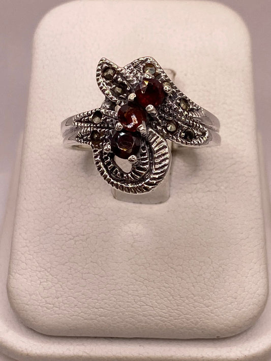 🌺 ANILLO FLORAL VINTAGE CON MARQUESITAS Y ZIRCONIAS ROJAS EN PLATA LEY 925