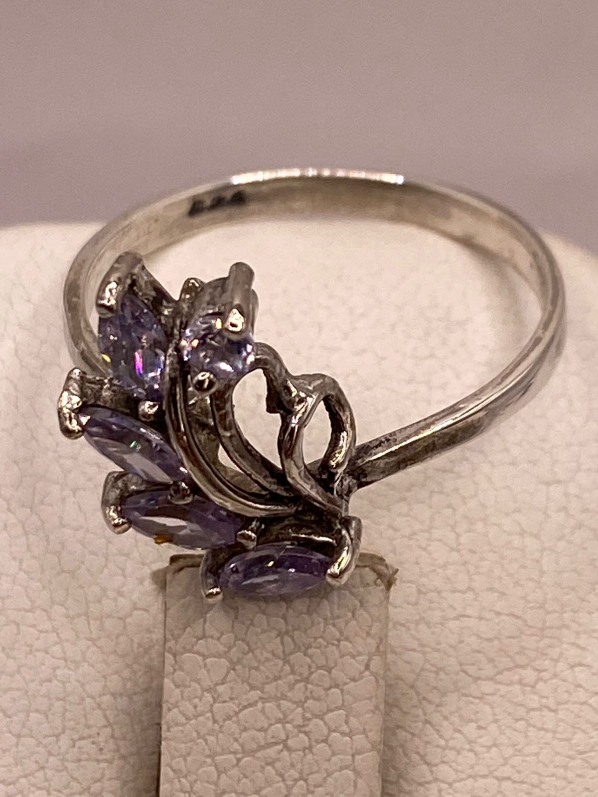Anillo Floral con Zirconia Lila en Plata Ley 925