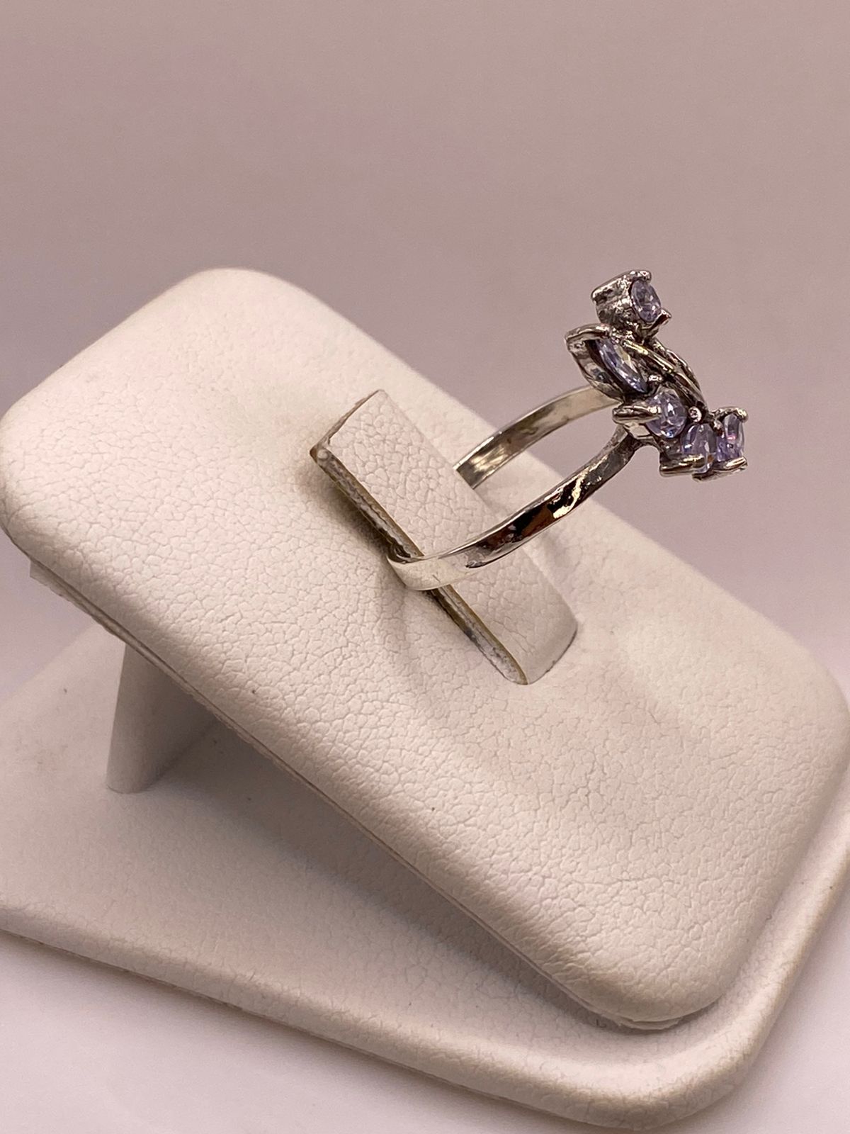 Anillo Floral con Zirconia Lila en Plata Ley 925