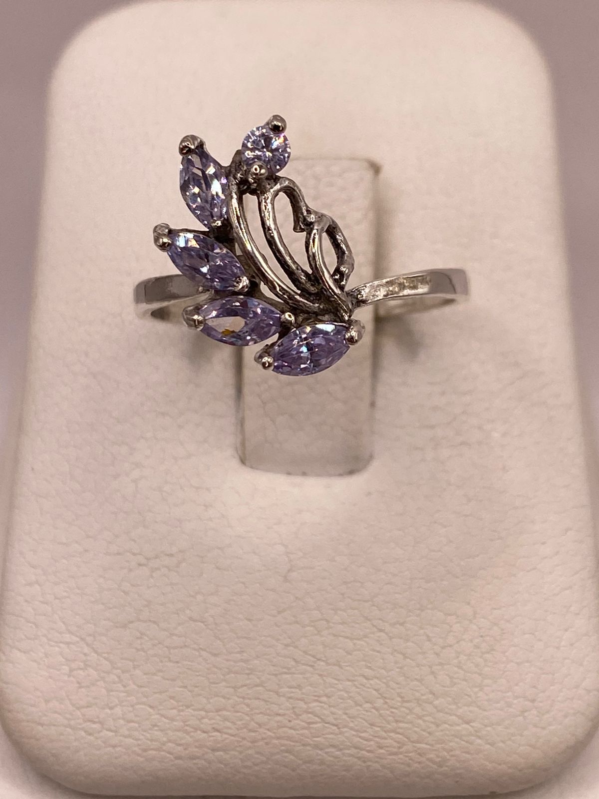 Anillo Floral con Zirconia Lila en Plata Ley 925