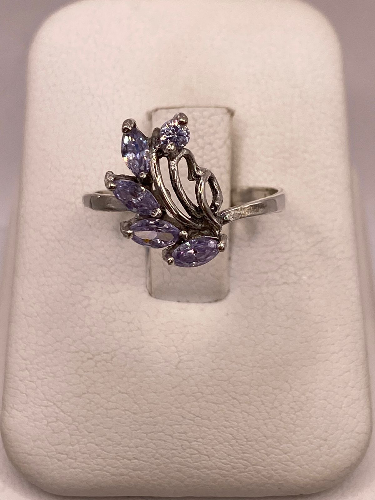 Anillo Floral con Zirconia Lila en Plata Ley 925