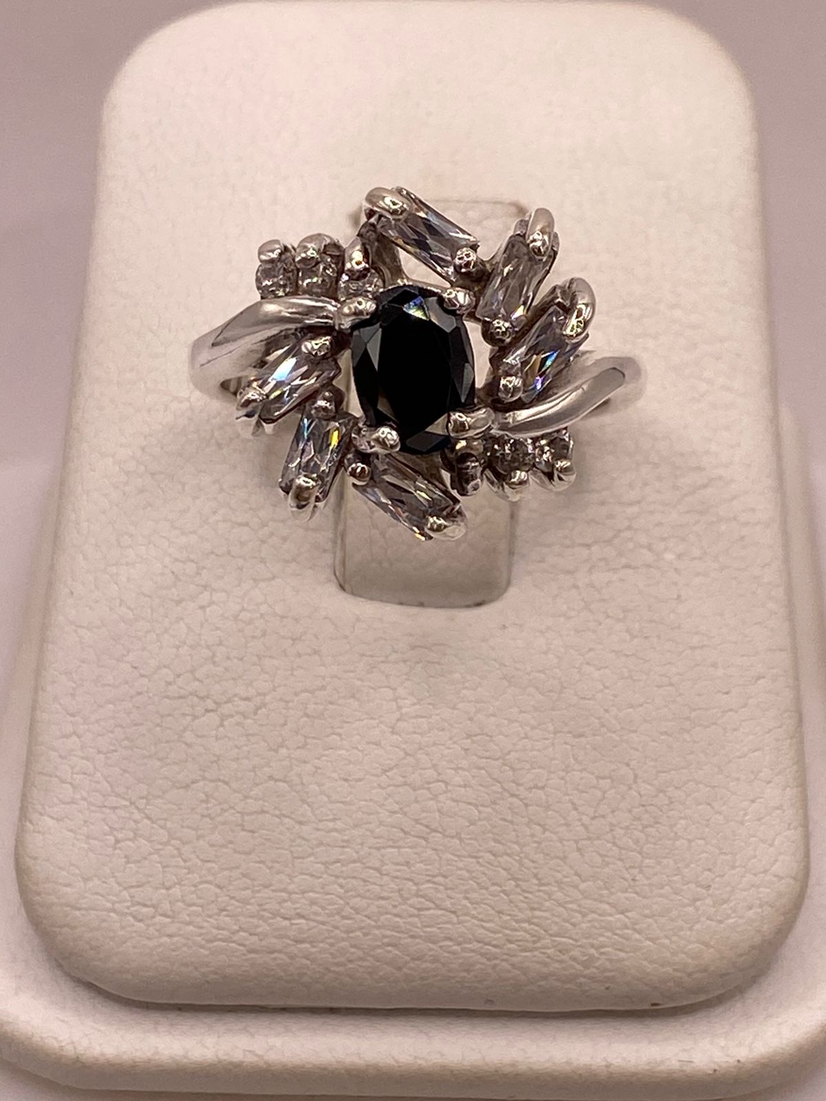 Anillo Floral con Zirconia Negra y Detalles Brillantes en Plata Ley 925