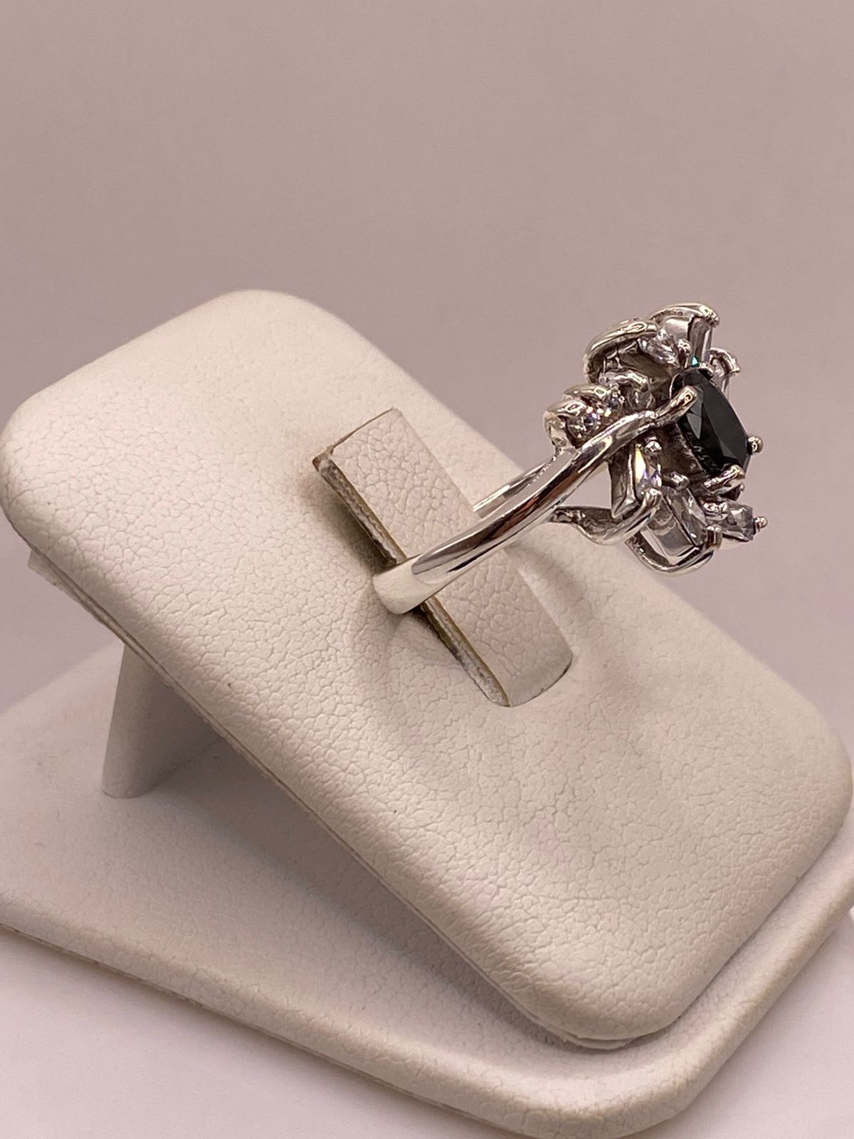 Anillo Floral con Zirconia Negra y Detalles Brillantes en Plata Ley 925