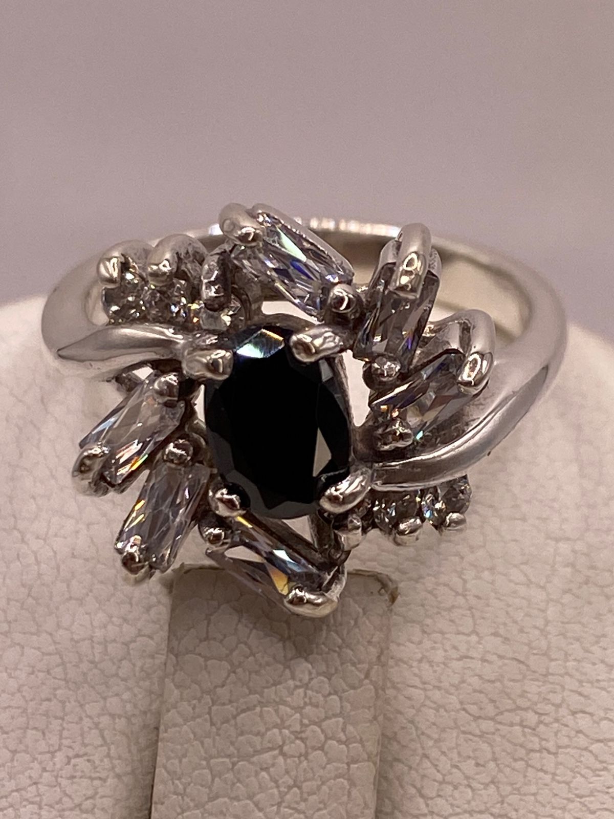 Anillo Floral con Zirconia Negra y Detalles Brillantes en Plata Ley 925