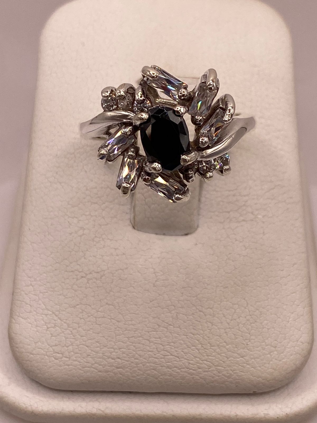 Anillo Floral con Zirconia Negra y Detalles Brillantes en Plata Ley 925