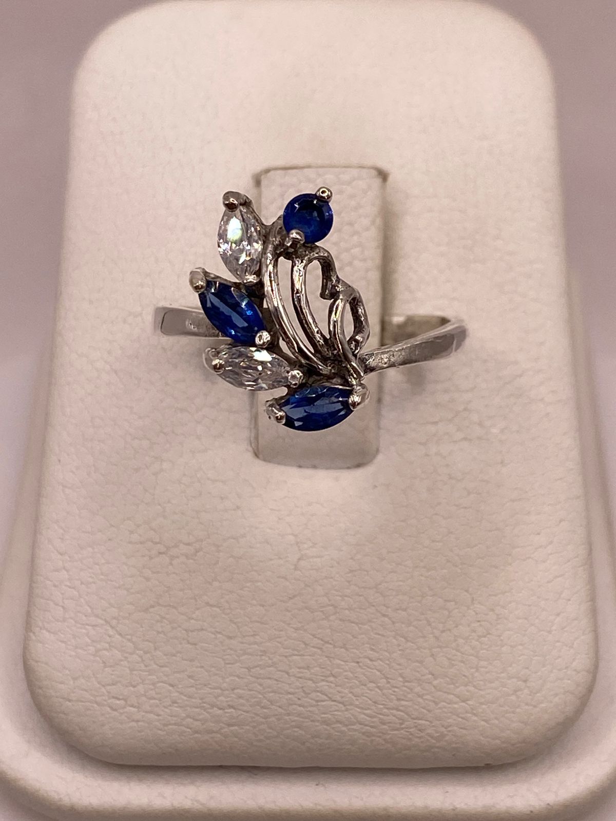 Anillo Floral con Zirconias Azules en Plata Ley 925