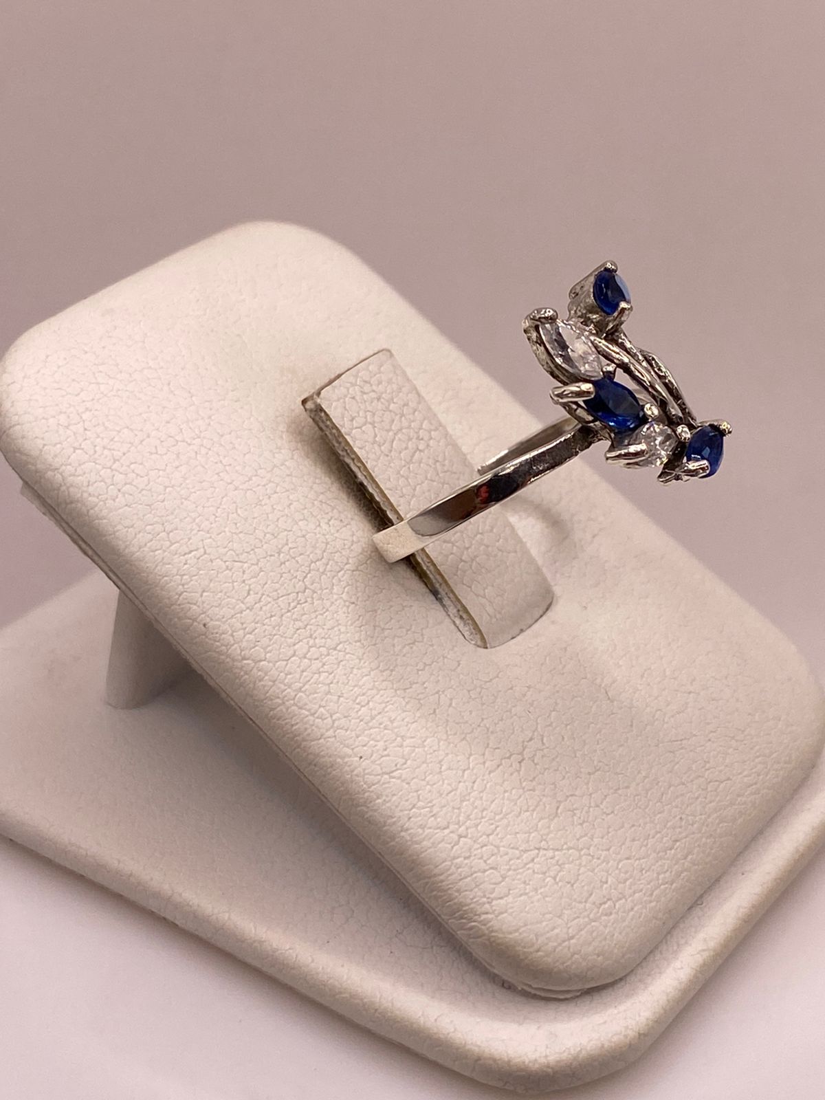 Anillo Floral con Zirconias Azules en Plata Ley 925