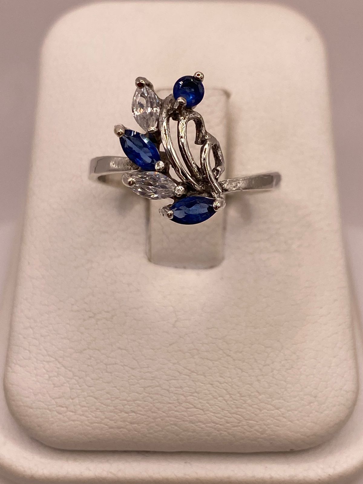Anillo Floral con Zirconias Azules en Plata Ley 925