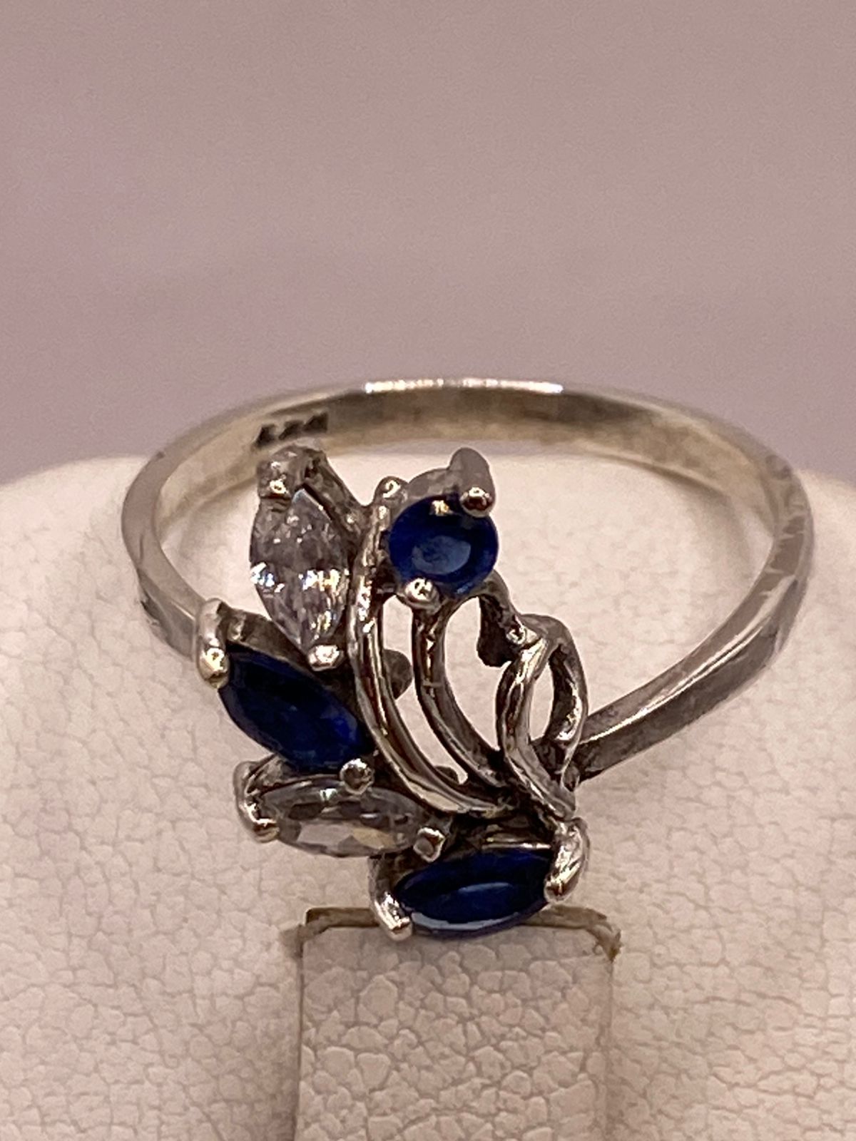Anillo Floral con Zirconias Azules en Plata Ley 925