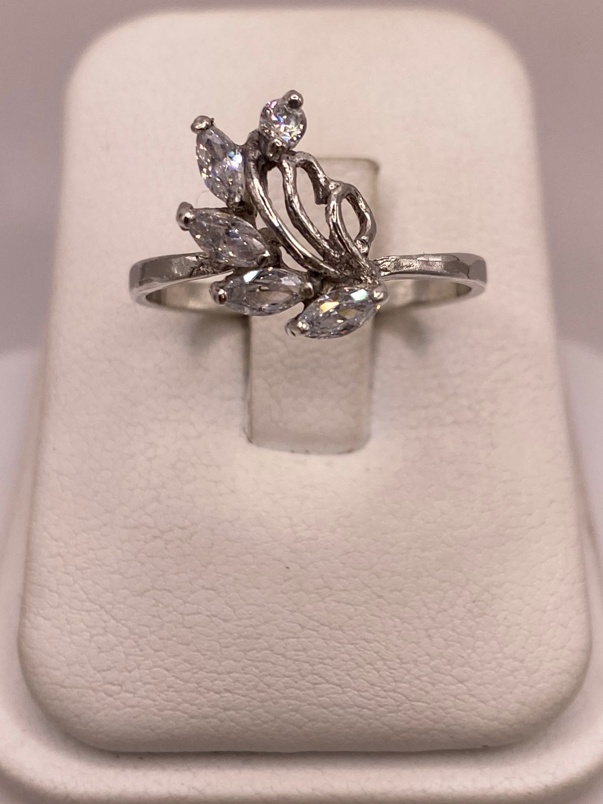 ANILLO FLORAL CON ZIRCONIAS BLANCAS EN PLATA 925