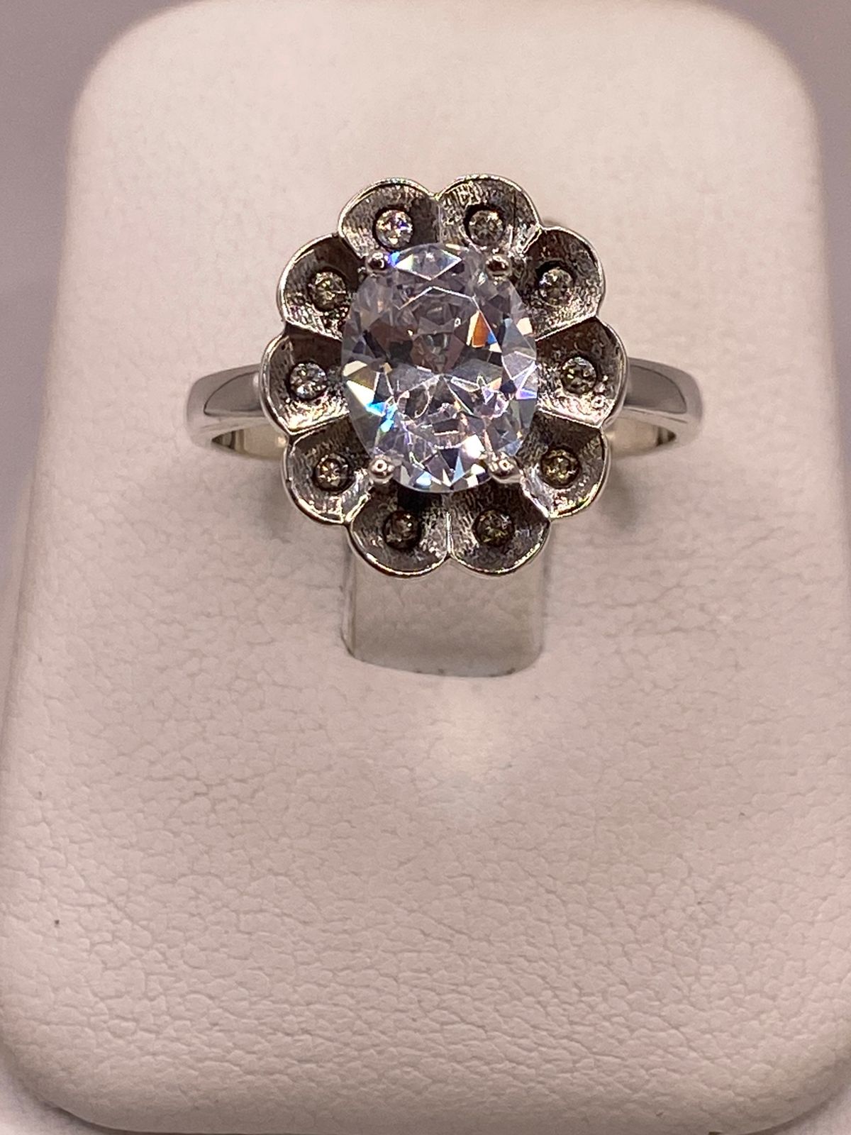 ANILLO FLORAL CON ZIRCONIAS EN PLATA LEY 925