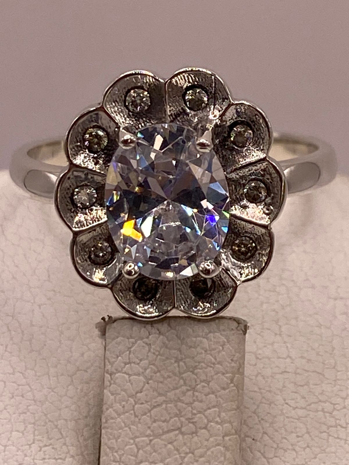 ANILLO FLORAL CON ZIRCONIAS EN PLATA LEY 925