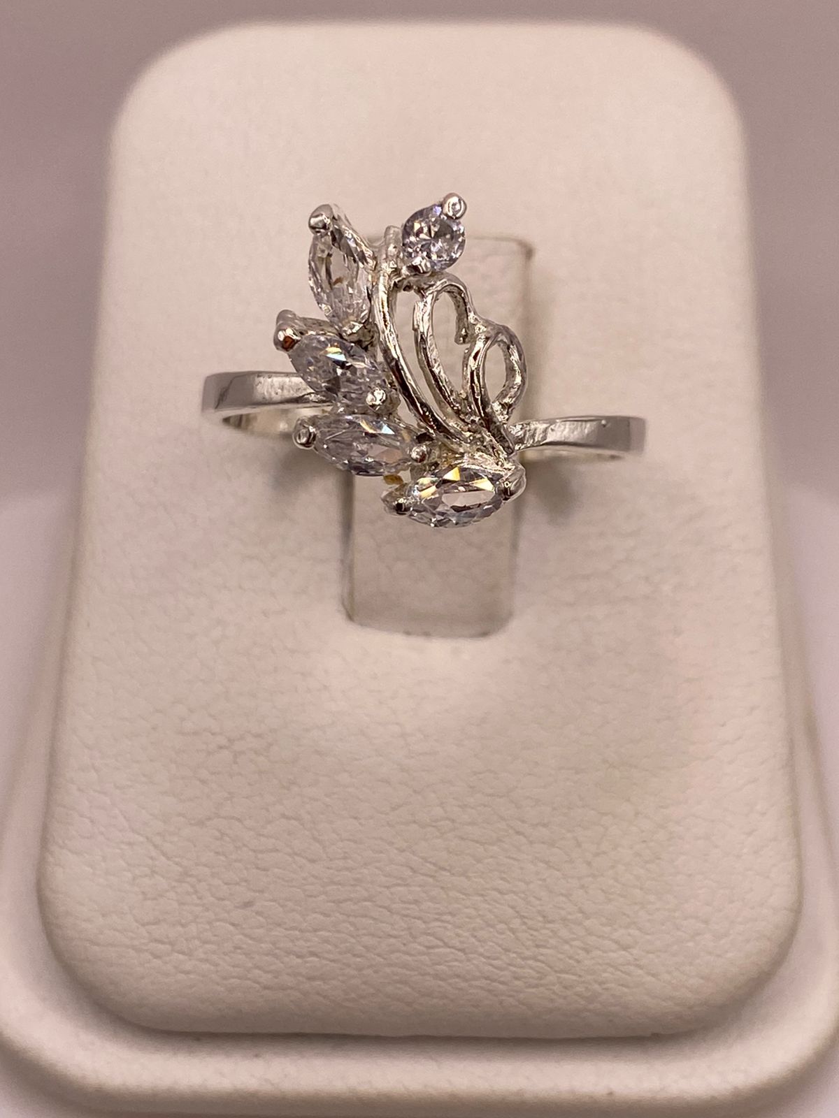 Anillo Floral con Zirconias en Plata Ley 925
