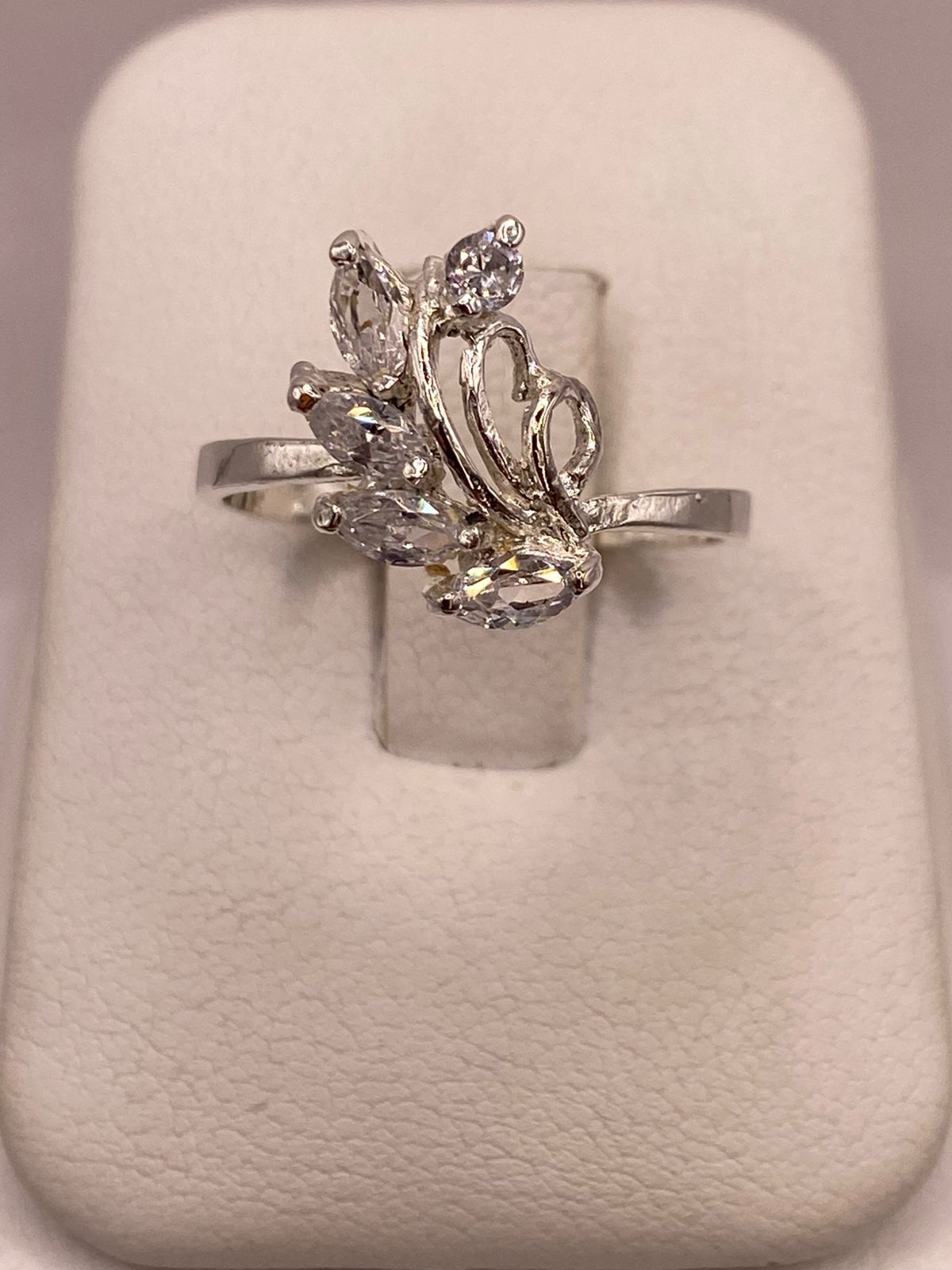 Anillo Floral con Zirconias en Plata Ley 925