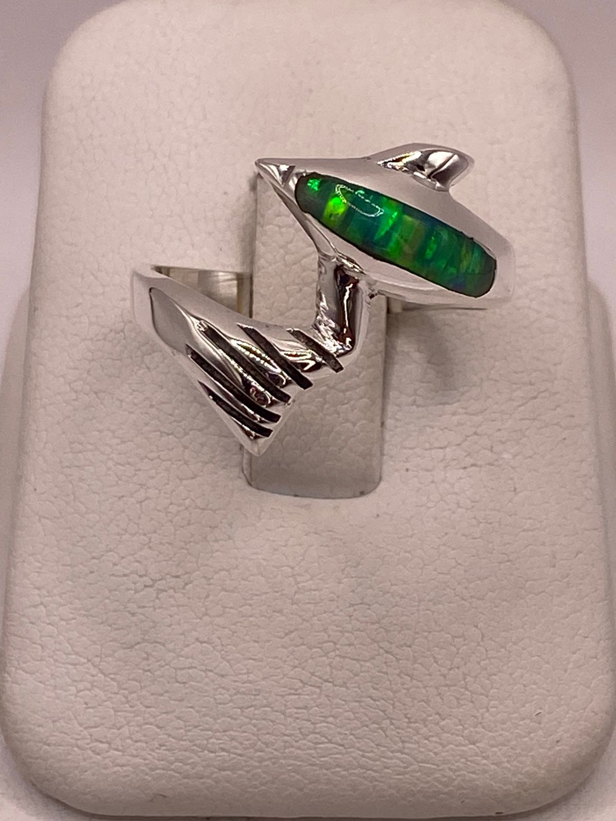 ANILLO FORMA DE DELFÍN CON ÓPALO DE FUEGO VERDE EN PLATA LEY .950