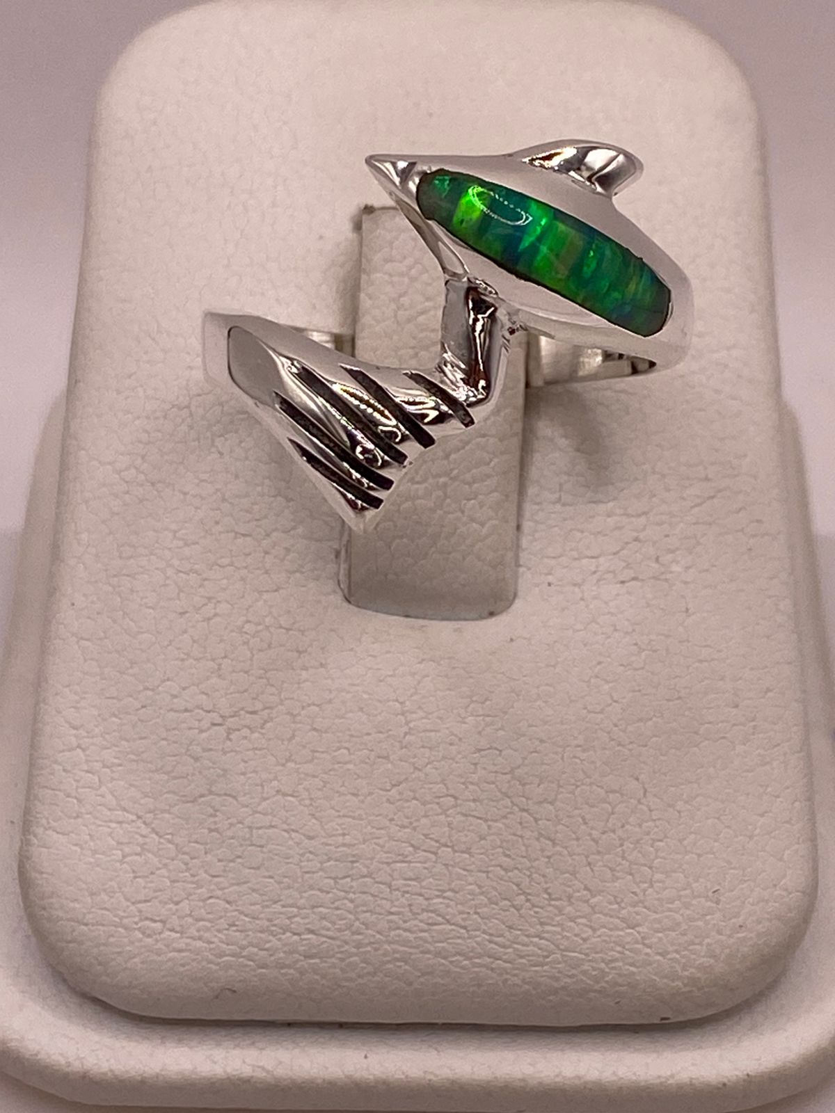 ANILLO FORMA DE DELFÍN CON ÓPALO DE FUEGO VERDE EN PLATA LEY .950