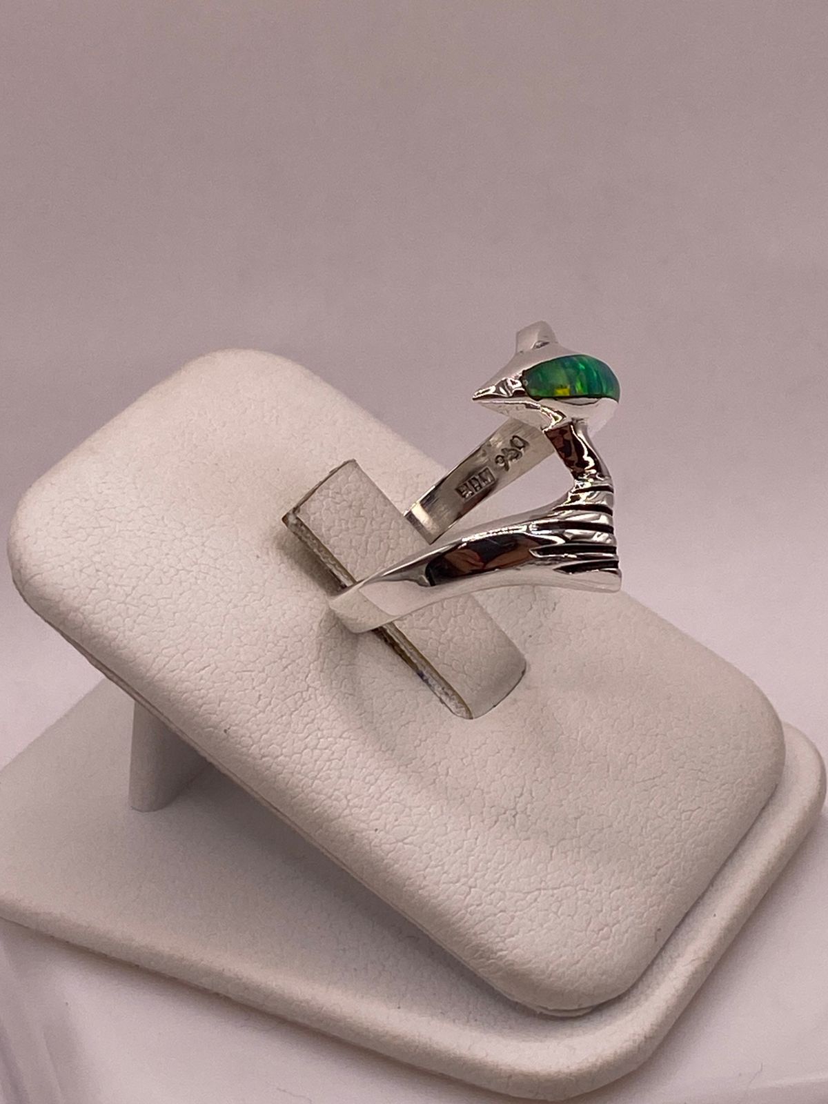 ANILLO FORMA DE DELFÍN CON ÓPALO DE FUEGO VERDE EN PLATA LEY .950