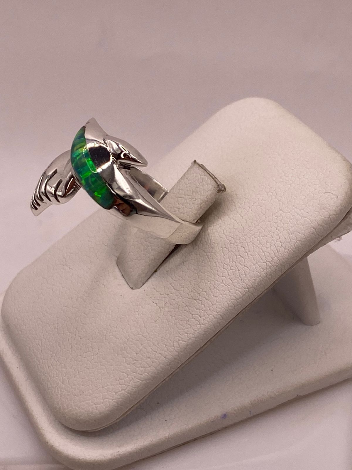 ANILLO FORMA DE DELFÍN CON ÓPALO DE FUEGO VERDE EN PLATA LEY .950