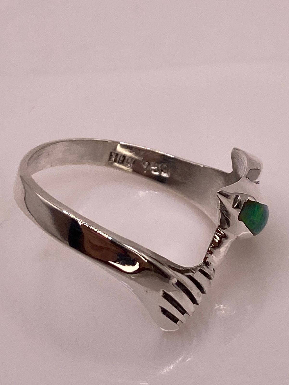 ANILLO FORMA DE DELFÍN CON ÓPALO DE FUEGO VERDE EN PLATA LEY .950
