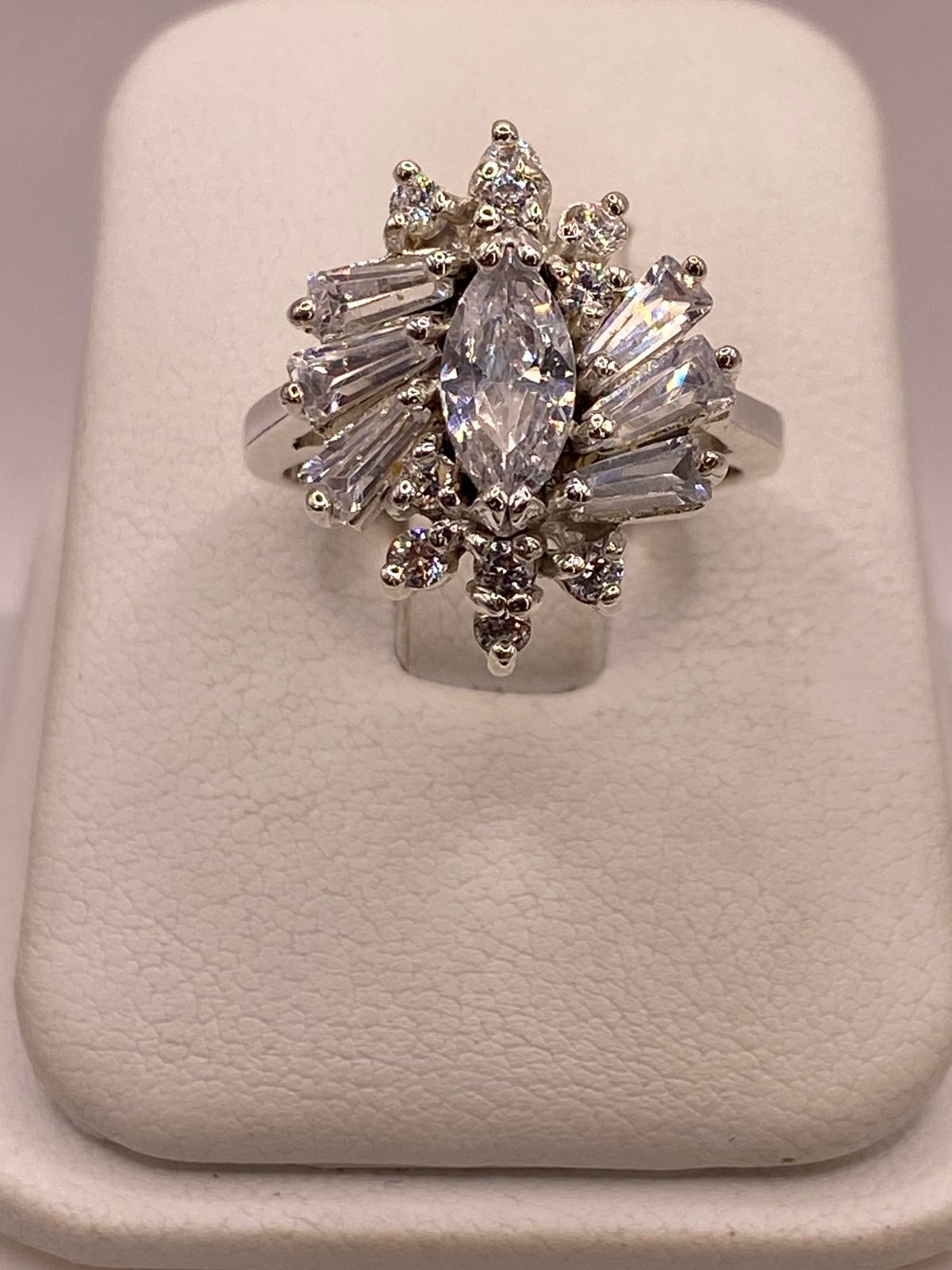 Anillo en Forma de Flor de Plata Ley 925 con Zirconias Blancas