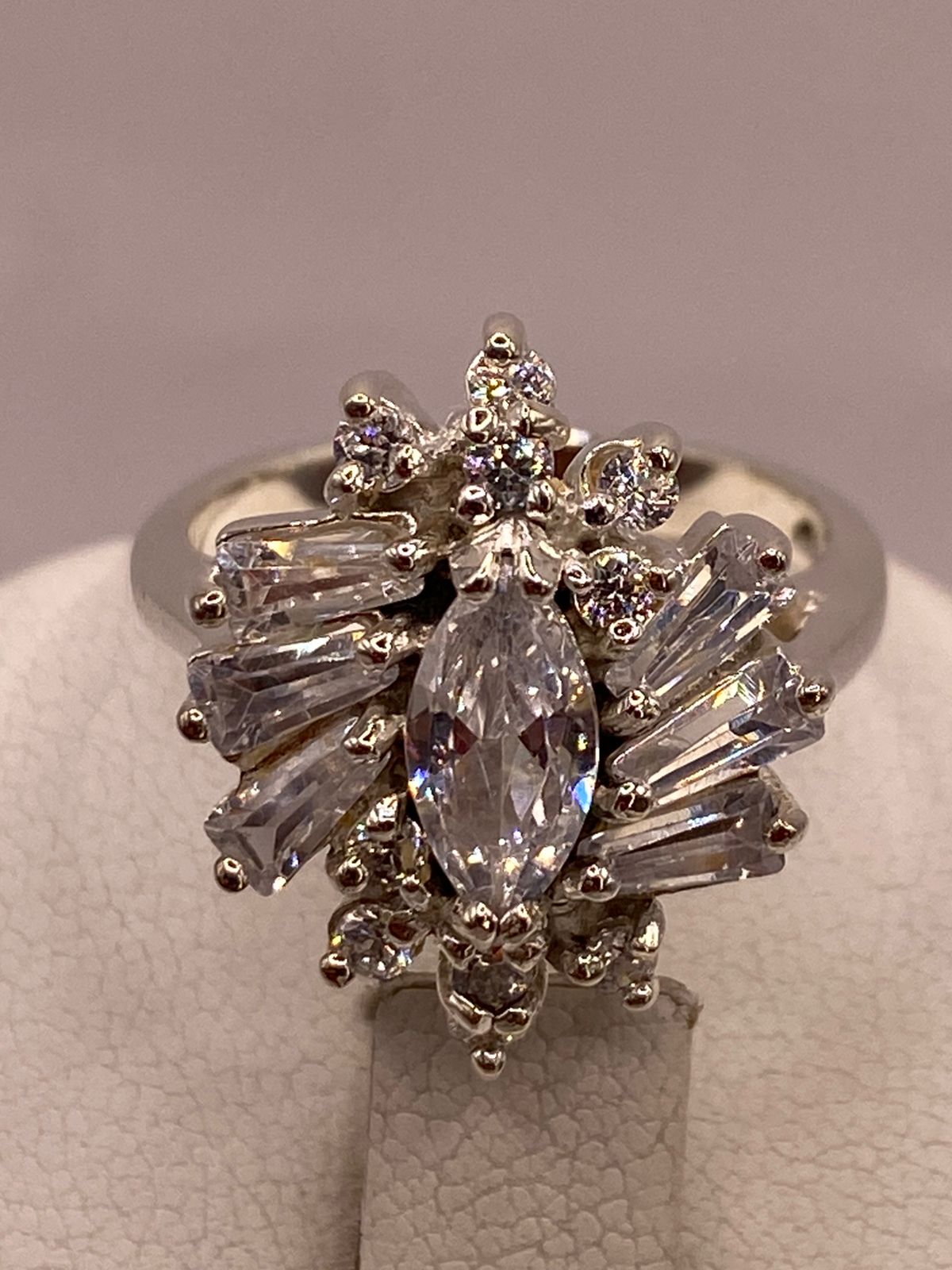 Anillo en Forma de Flor de Plata Ley 925 con Zirconias Blancas