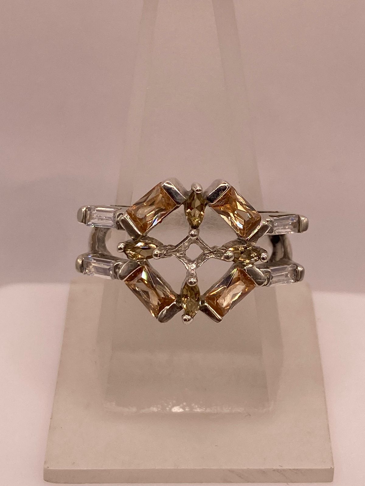 Anillo Geométrico Elegante con Zirconias Color Champagne en Plata Ley 925