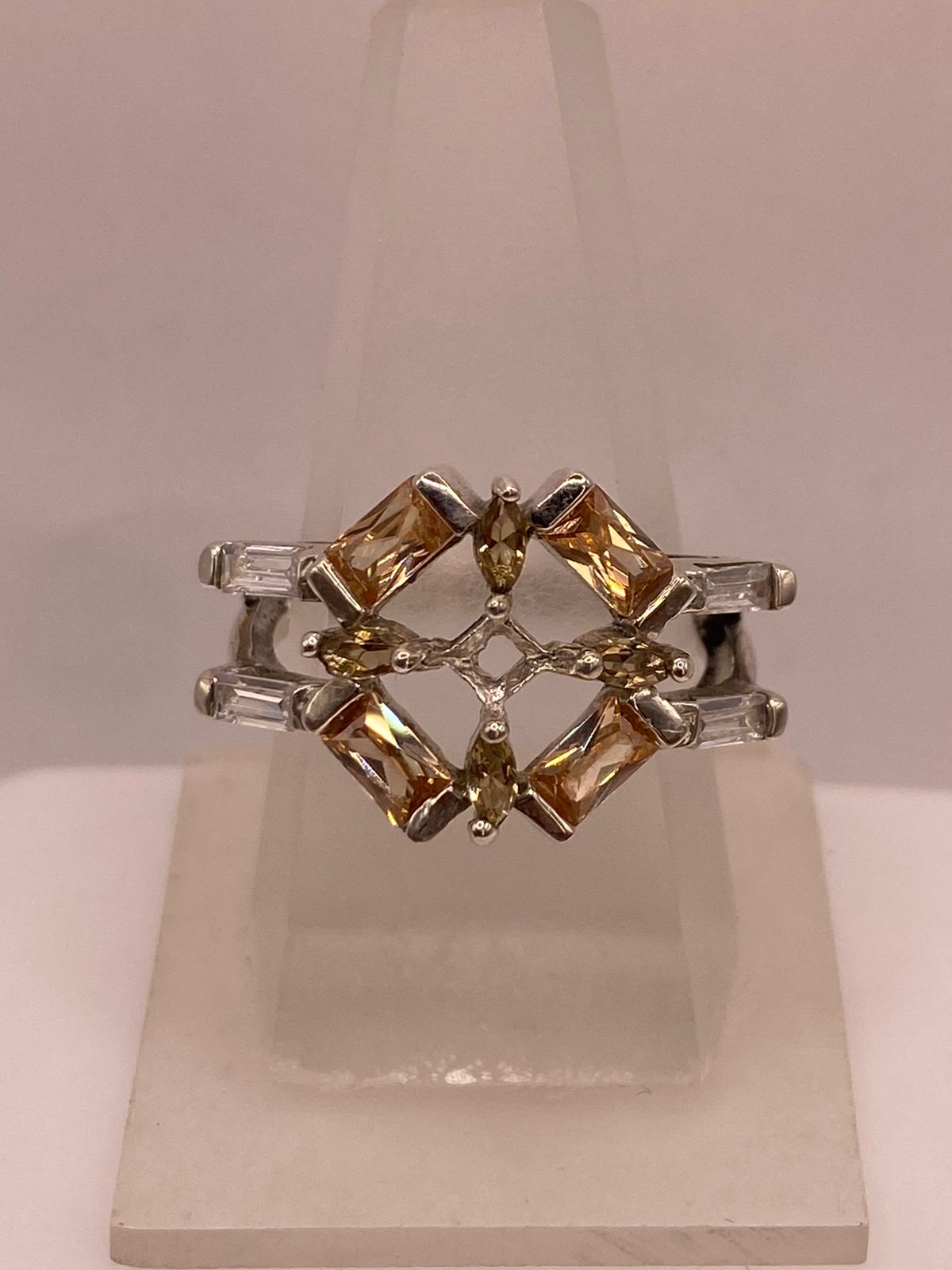Anillo Geométrico Elegante con Zirconias Color Champagne en Plata Ley 925