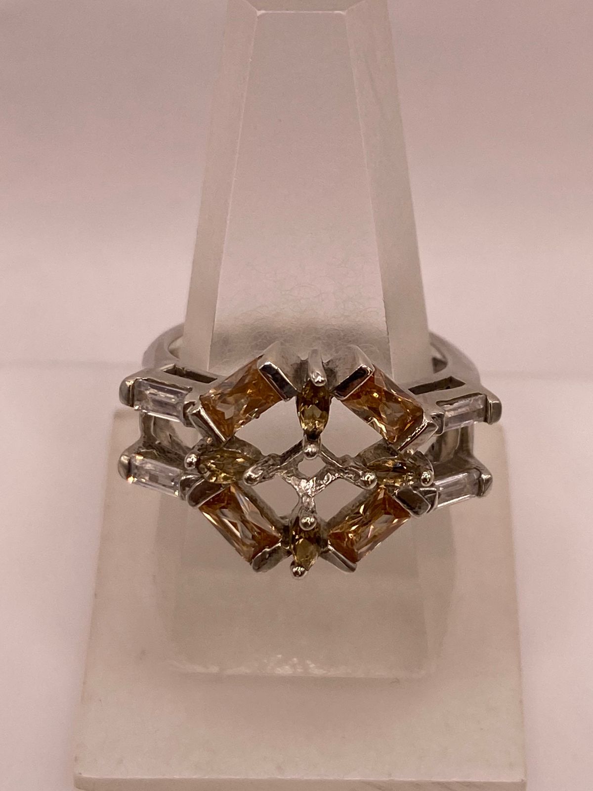 Anillo Geométrico Elegante con Zirconias Color Champagne en Plata Ley 925