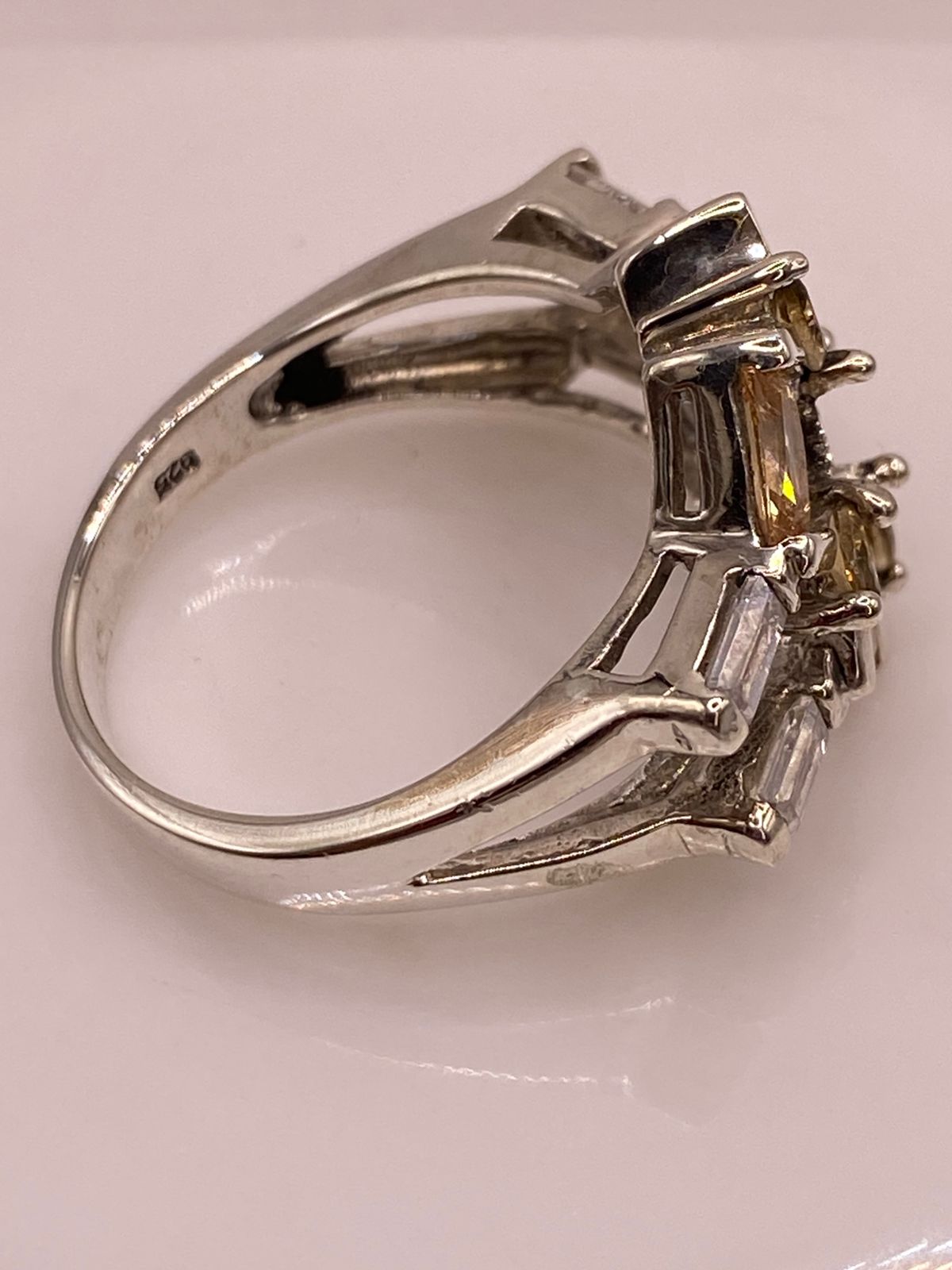 Anillo Geométrico Elegante con Zirconias Color Champagne en Plata Ley 925