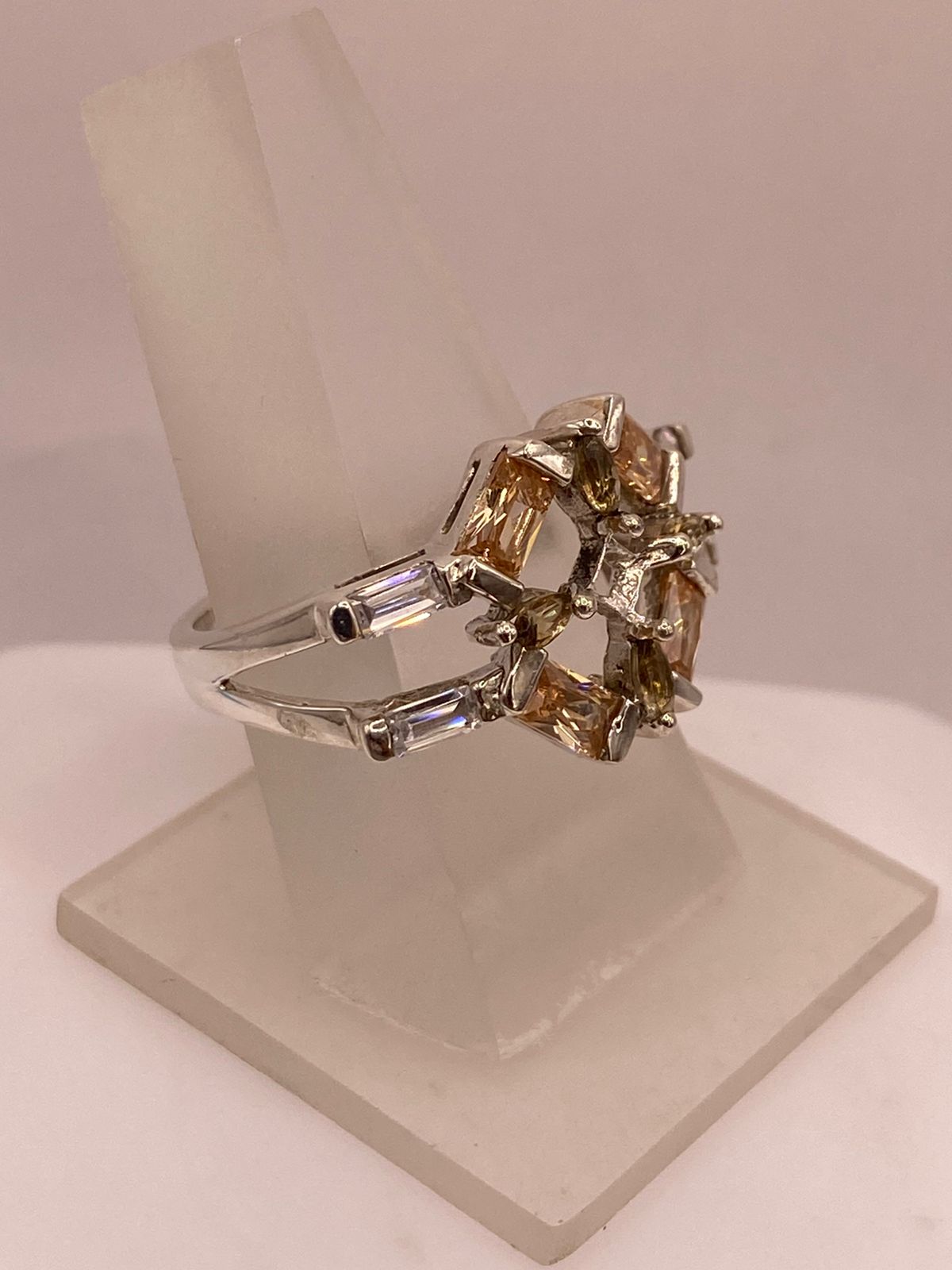 Anillo Geométrico Elegante con Zirconias Color Champagne en Plata Ley 925