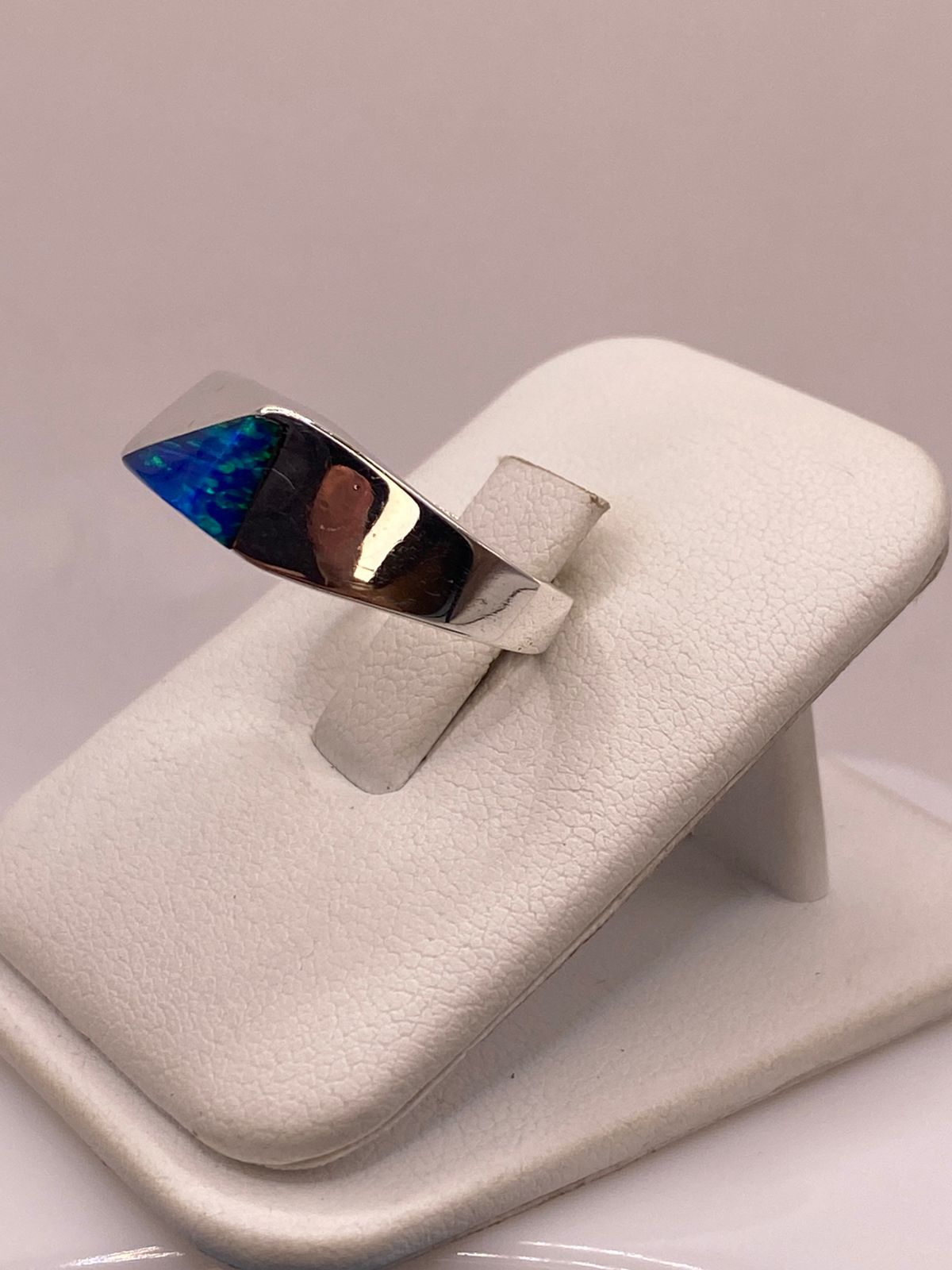 ANILLO GEOMÉTRICO CON ÓPALO EN TONOS AZUL Y VERDE EN PLATA LEY 950