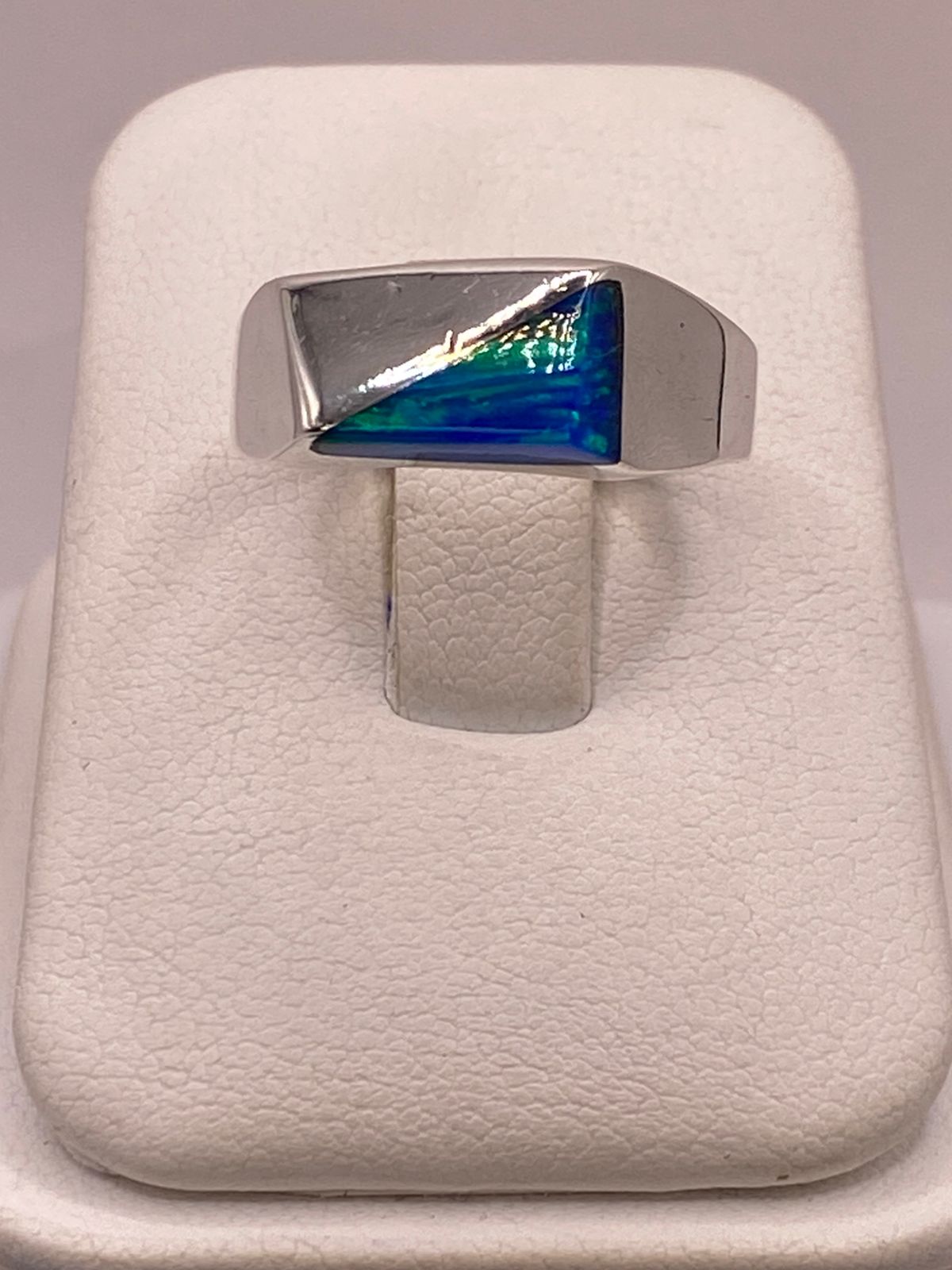 ANILLO GEOMÉTRICO CON ÓPALO EN TONOS AZUL Y VERDE EN PLATA LEY 950