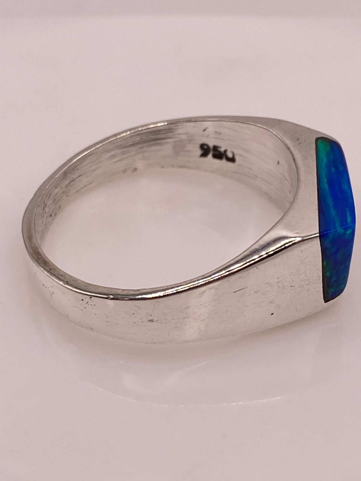 ANILLO GEOMÉTRICO CON ÓPALO EN TONOS AZUL Y VERDE EN PLATA LEY 950