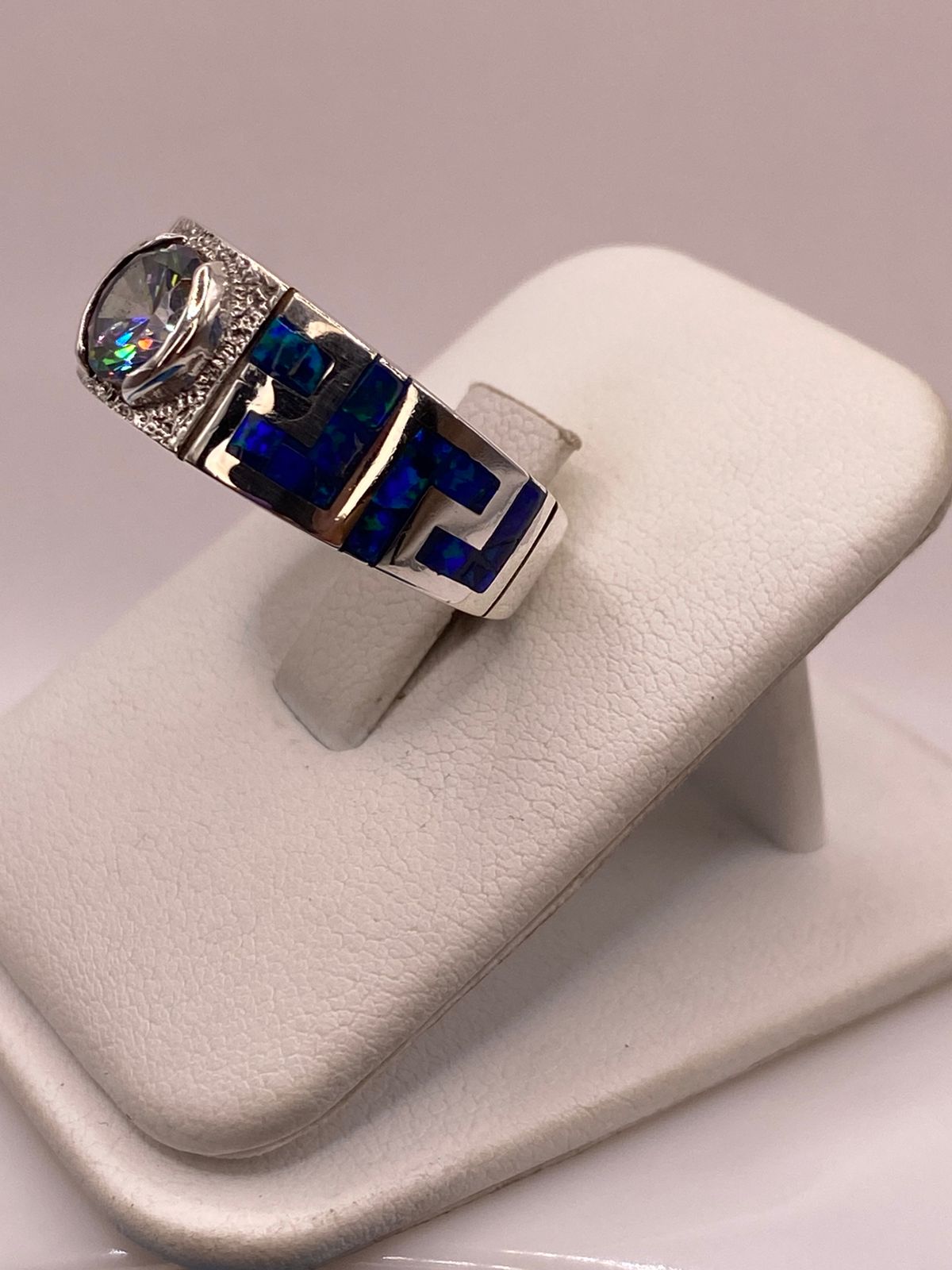 ANILLO GEOMÉTRICO DE PLATA LEY 925 CON ÓPALO DE FUEGO Y ZIRCONIA TORNASOL