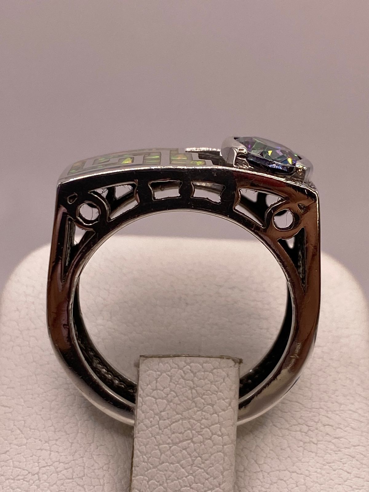 ANILLO GEOMÉTRICO DE PLATA LEY 925 CON ÓPALO DE FUEGO Y ZIRCONIA TORNASOL