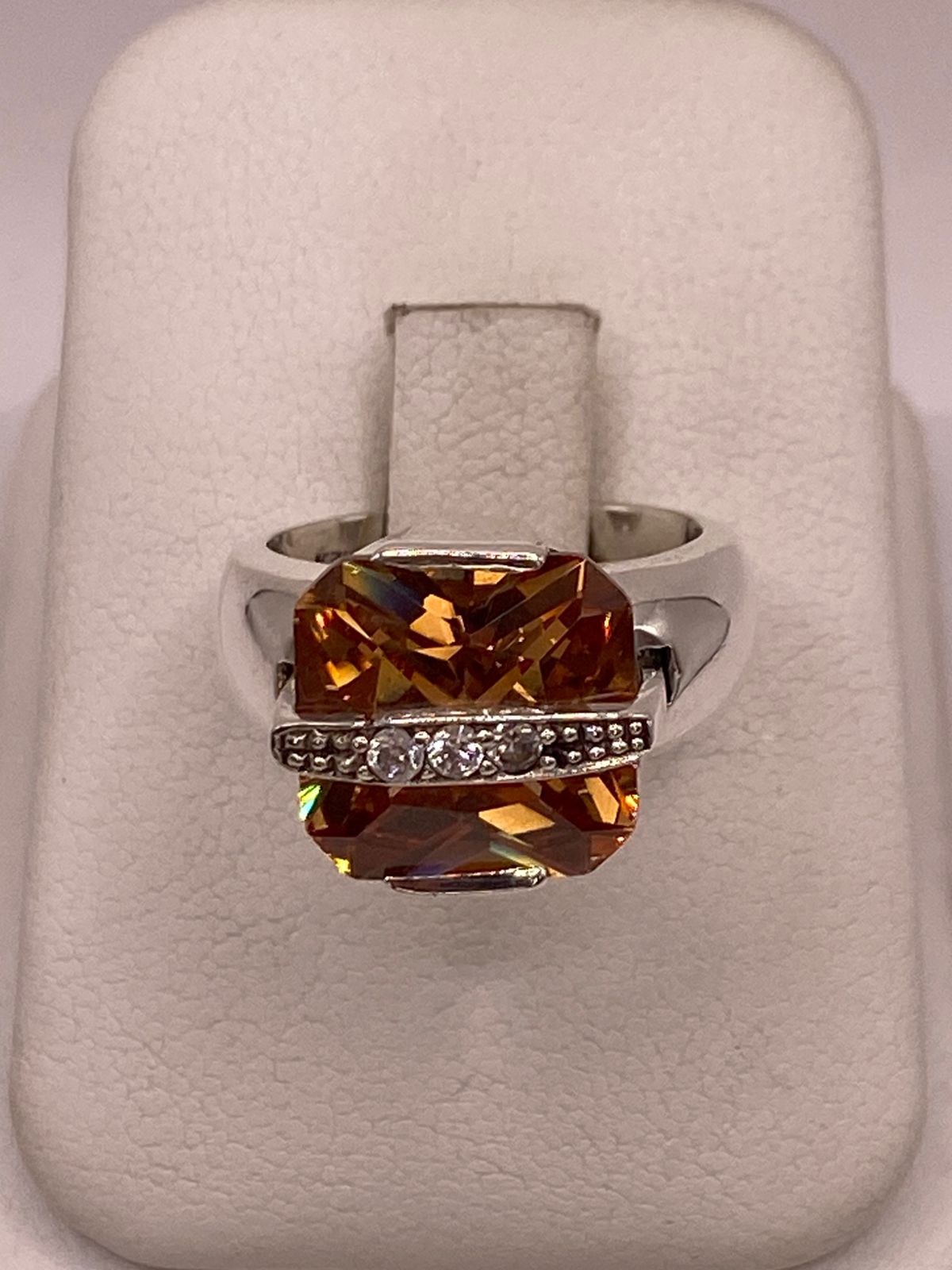ANILLO GEOMÉTRICO DE PLATA LEY 925 CON ZIRCONIA ÁMBAR FACETADA