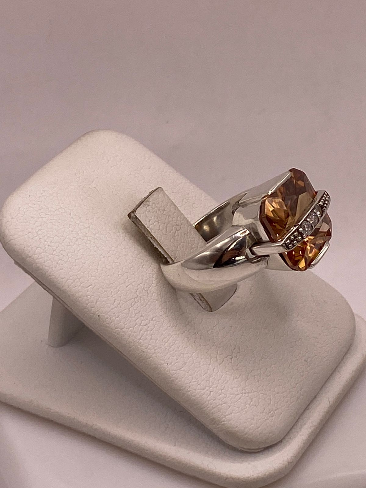 ANILLO GEOMÉTRICO DE PLATA LEY 925 CON ZIRCONIA ÁMBAR FACETADA
