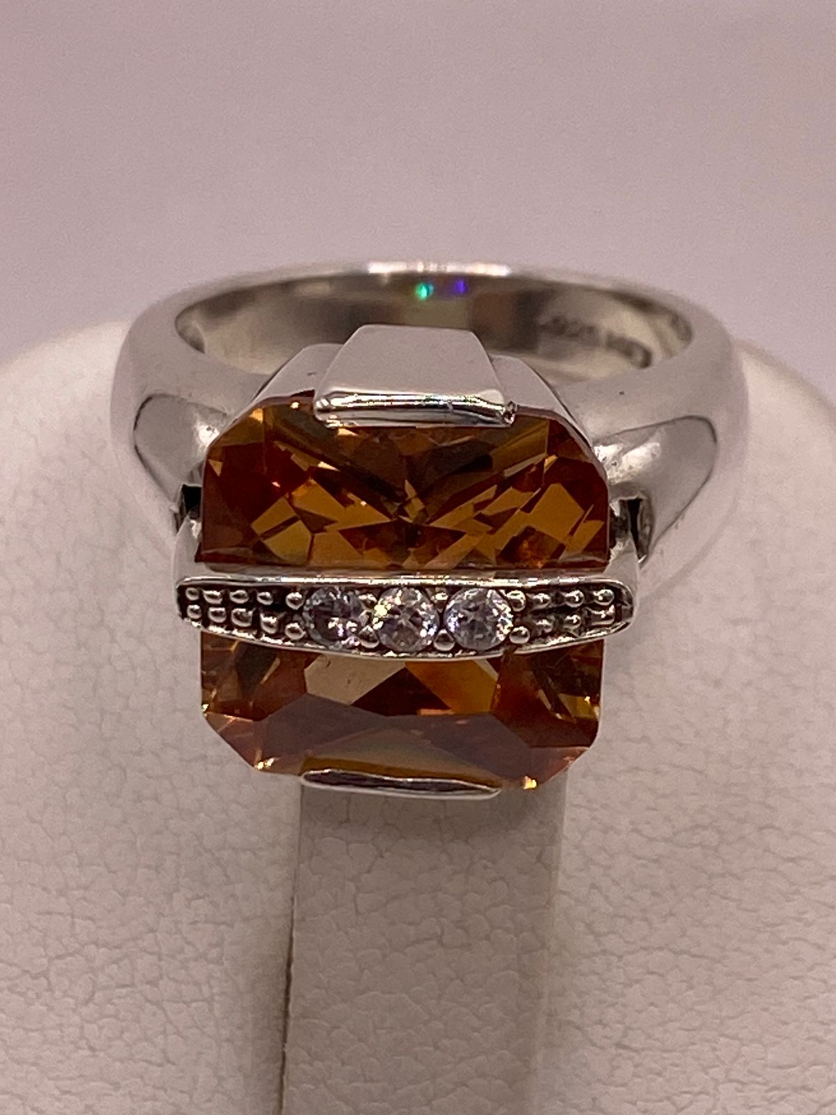 ANILLO GEOMÉTRICO DE PLATA LEY 925 CON ZIRCONIA ÁMBAR FACETADA