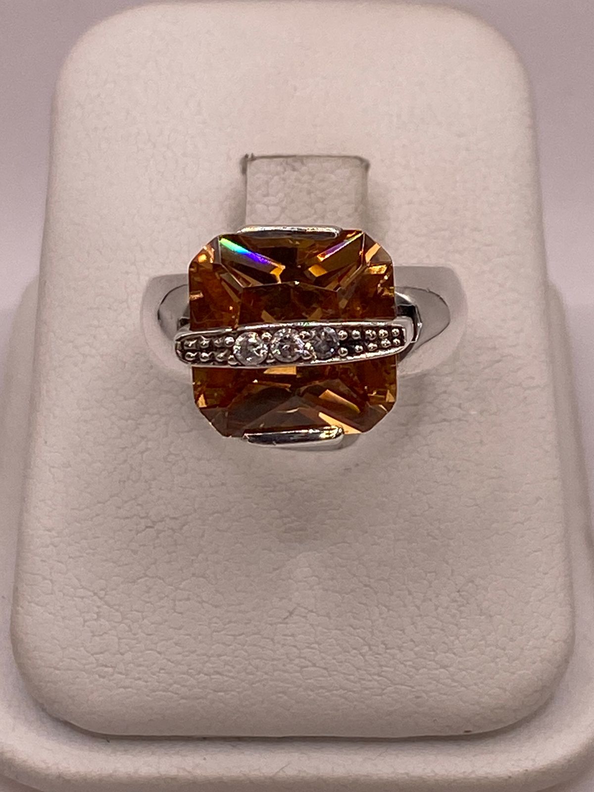 ANILLO GEOMÉTRICO DE PLATA LEY 925 CON ZIRCONIA ÁMBAR FACETADA