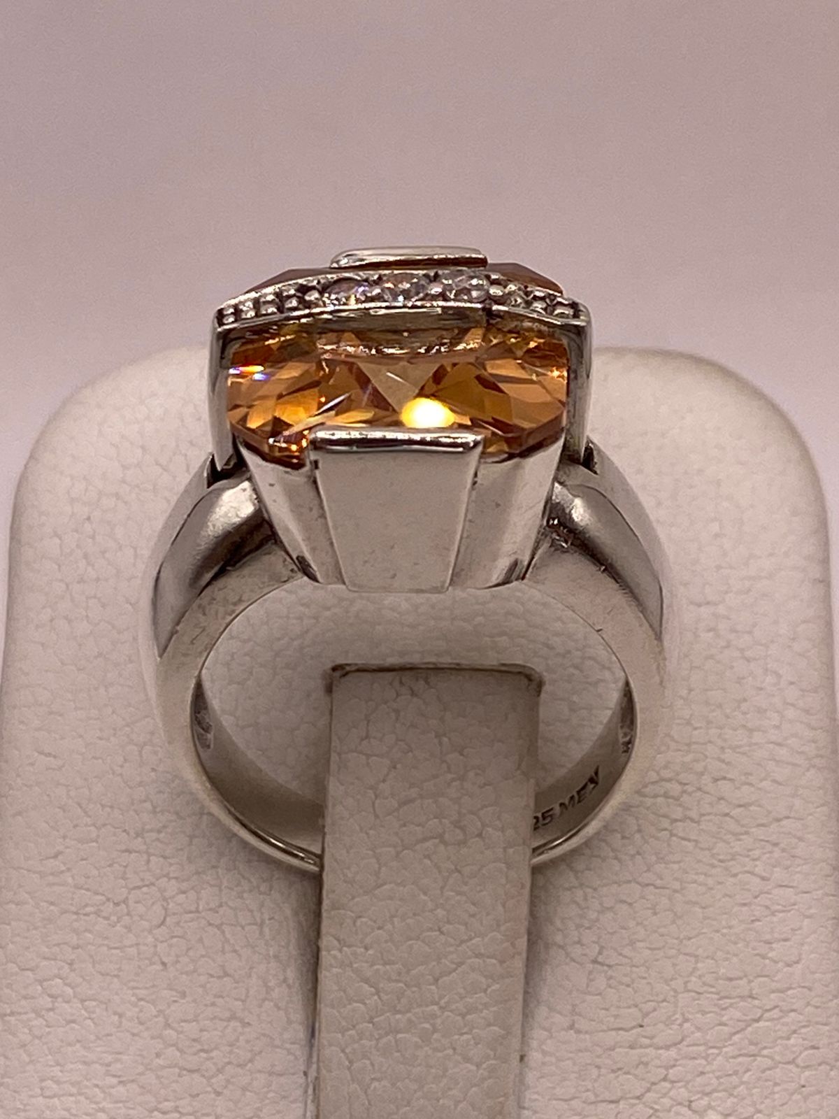 ANILLO GEOMÉTRICO DE PLATA LEY 925 CON ZIRCONIA ÁMBAR FACETADA