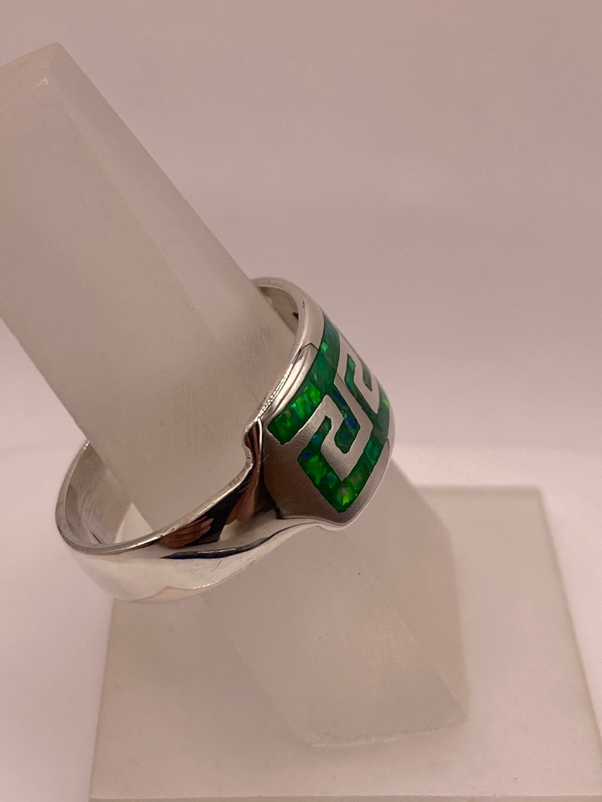 ANILLO GEOMÉTRICO DE PLATA LEY 950 CON ÓPALO VERDE Y AZUL