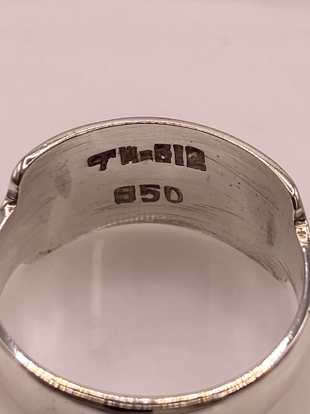 ANILLO GEOMÉTRICO DE PLATA LEY 950 CON ÓPALO VERDE Y AZUL