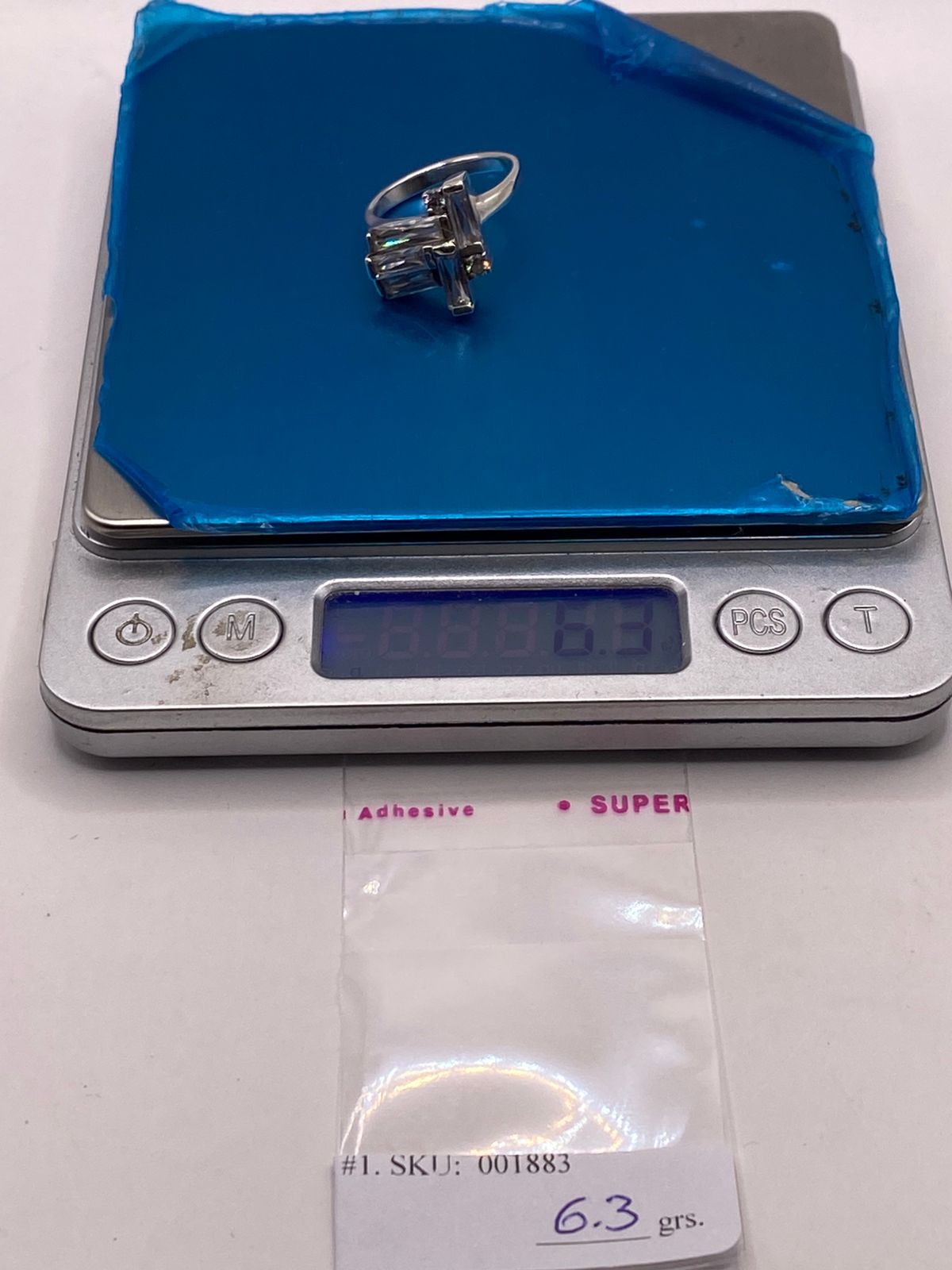 ANILLO GEOMÉTRICO CON ZIRCONIAS EN PLATA LEY 925