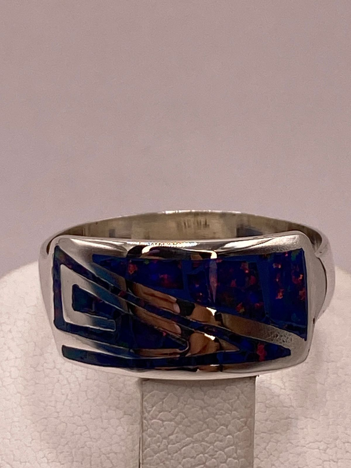 ANILLO GRECA CONTEMPORÁNEO DE PLATA LEY 950 CON ÓPALO DE FUEGO