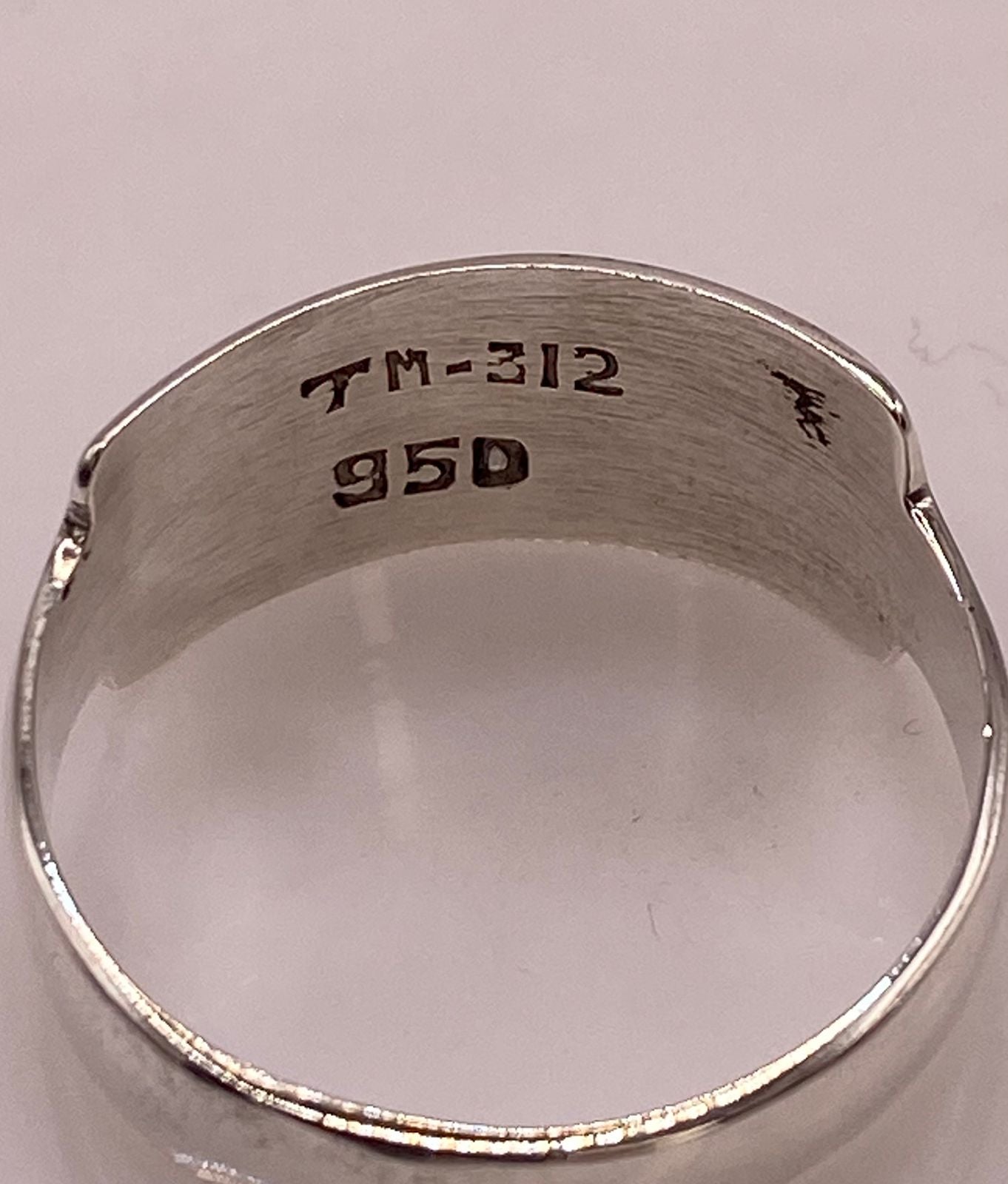 ANILLO GRECA CONTEMPORÁNEO DE PLATA LEY 950 CON ÓPALO DE FUEGO